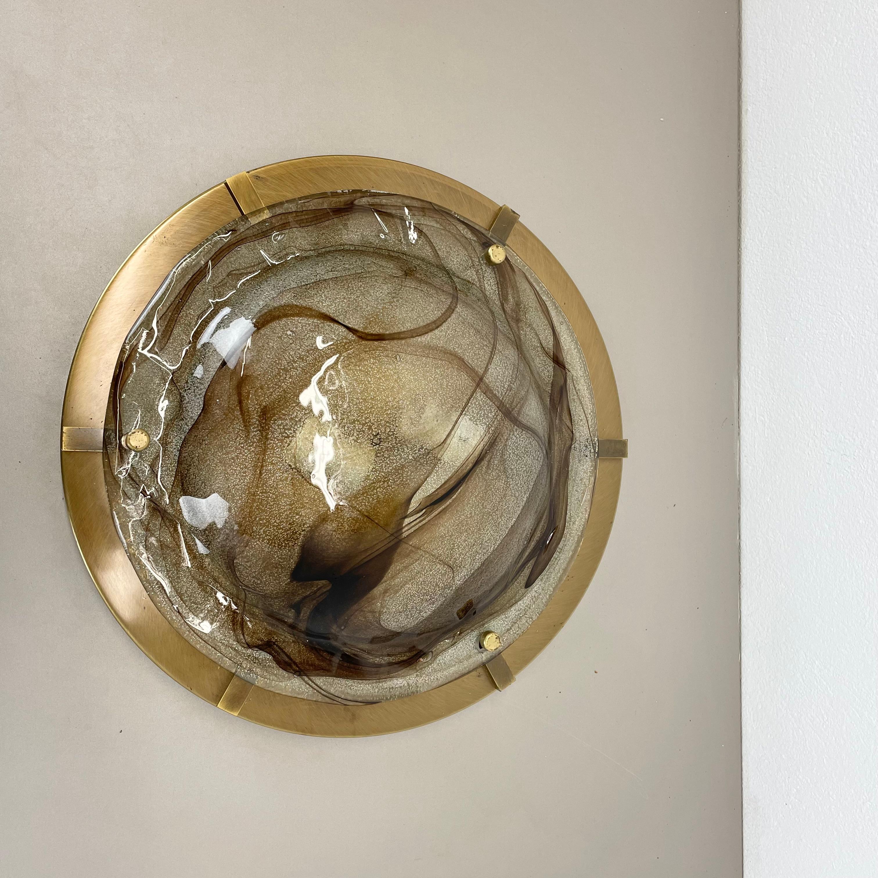 Artikel:

Deckenleuchte, bündig montiert, kann auch als Wandleuchte verwendet werden.



Herkunft:

Italien



Alter:

1980s



Diese modernistische Vintage-Leuchte wurde in den 1980er Jahren in Italien hergestellt. Die Leuchte ist aus Messing und