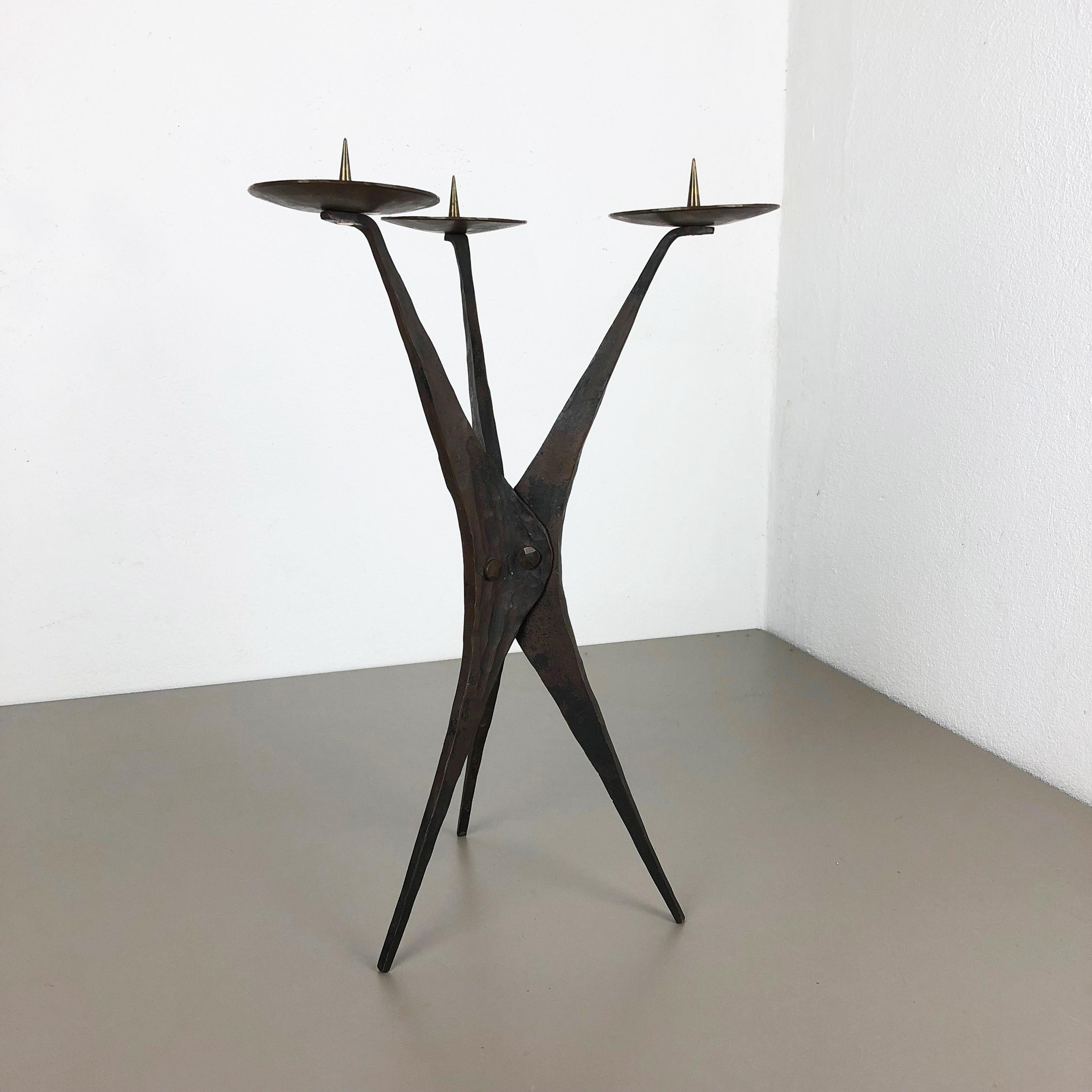 Article: Brutalist tripod candleholder

Origin: Austria

Material: Solid copper

Decade: 1950s

Description: This original vintage candleholder, was produced in the 1950s in Austria. it is made of solid copper, and has a lovely patination due to the