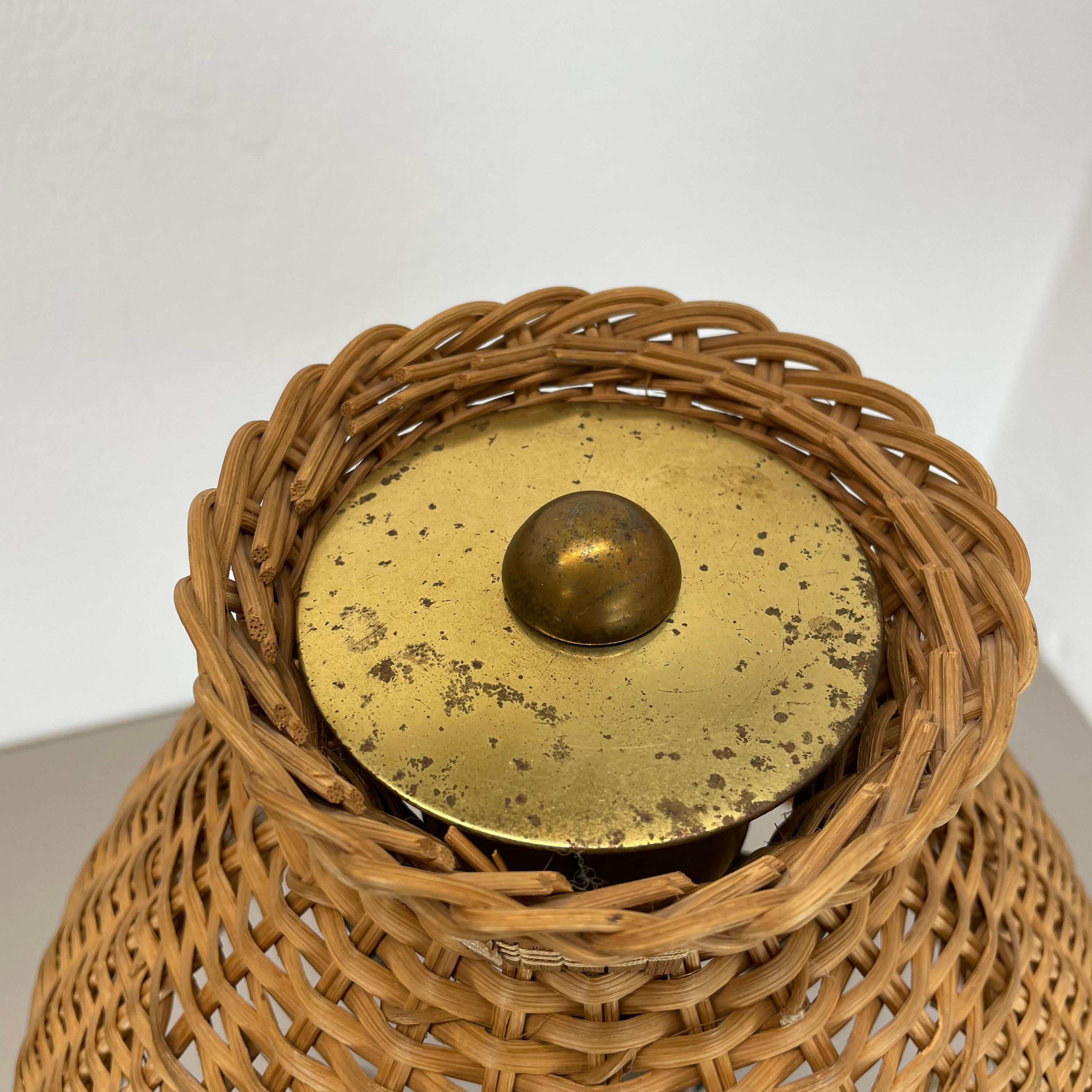 Magnifique lampe de table tripode de style kalmar en métal et rotin 57 cm, Autriche, années 1960 en vente 4
