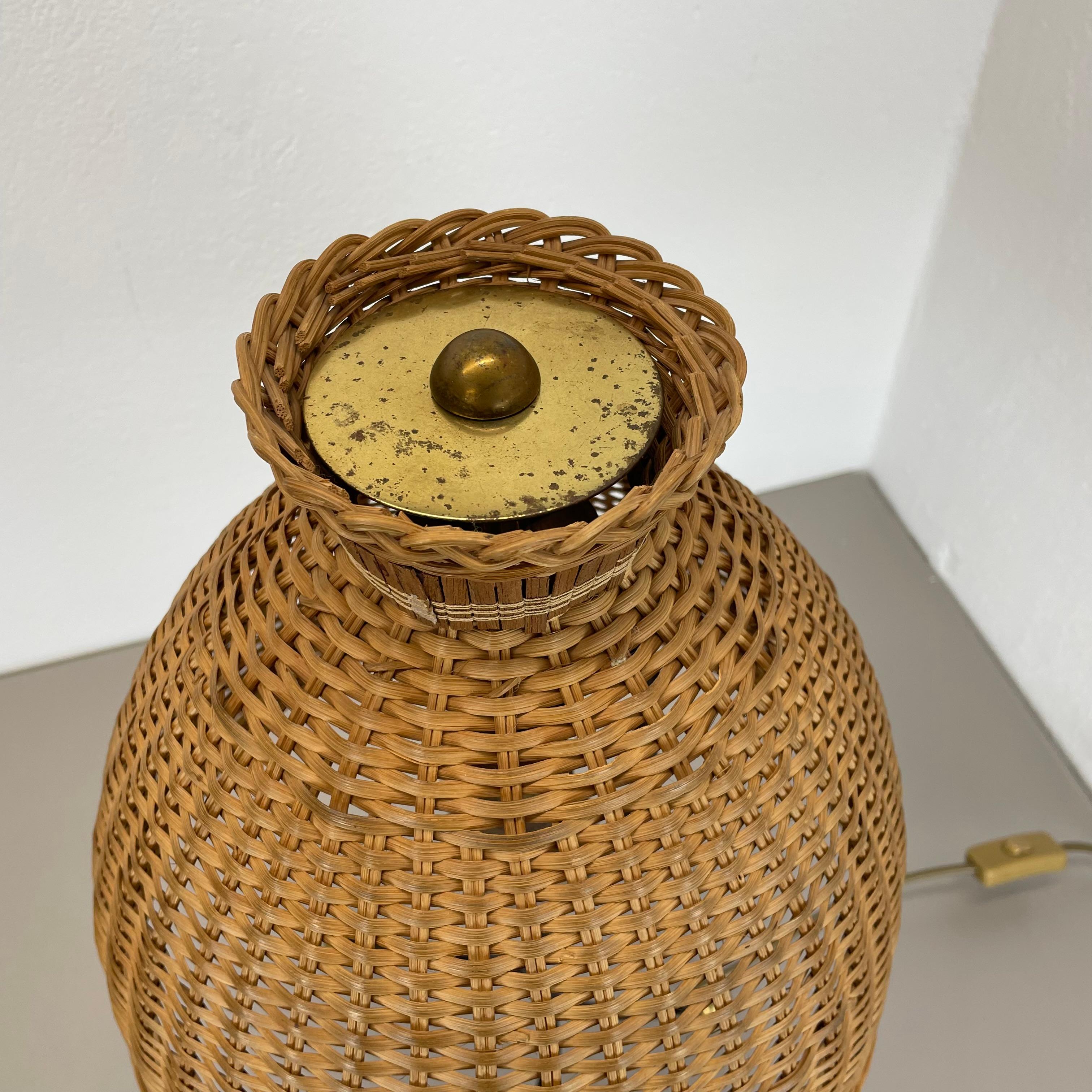 Magnifique lampe de table tripode de style kalmar en métal et rotin 57 cm, Autriche, années 1960 en vente 5