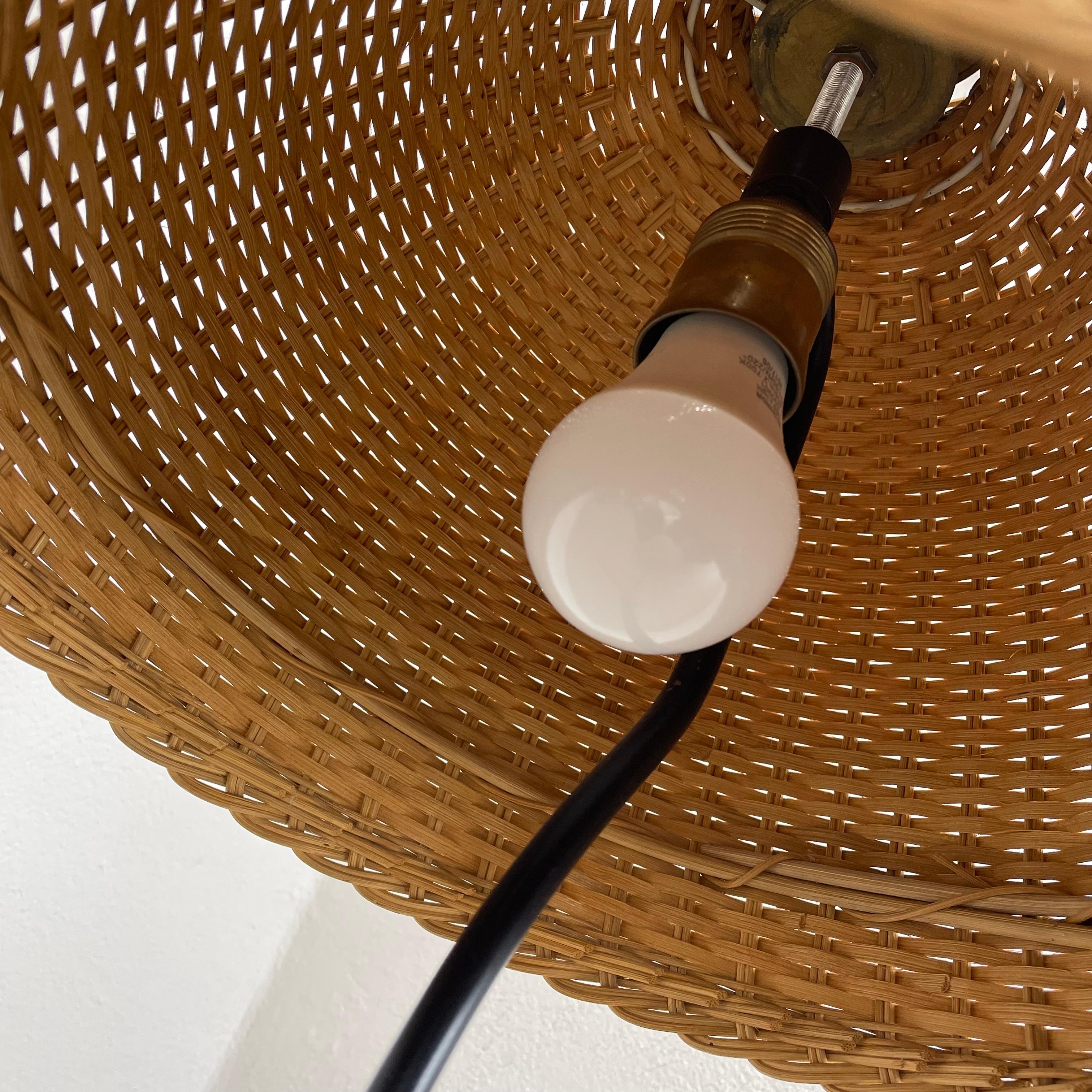 Magnifique lampe de table tripode de style kalmar en métal et rotin 57 cm, Autriche, années 1960 en vente 6