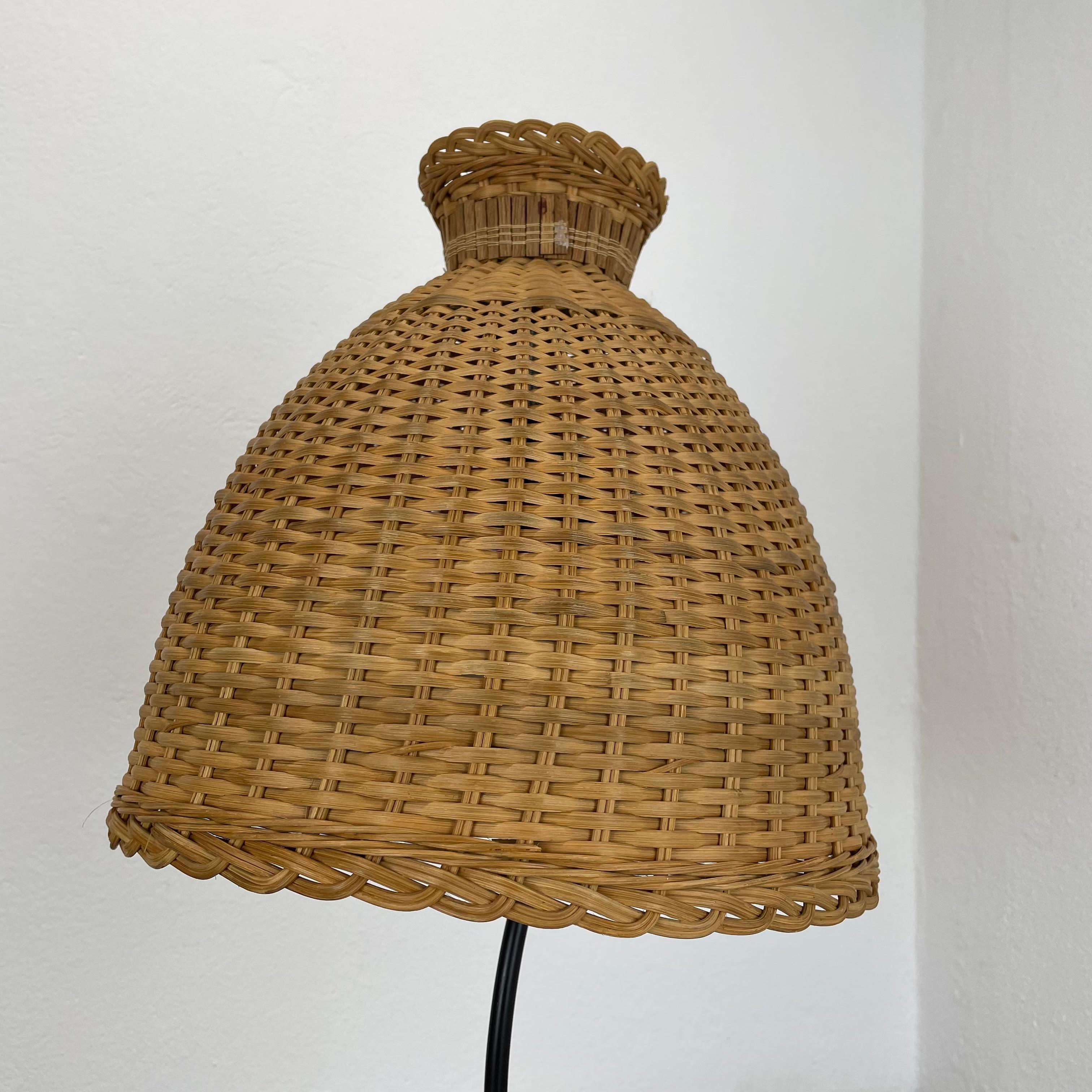 Magnifique lampe de table tripode de style kalmar en métal et rotin 57 cm, Autriche, années 1960 en vente 7