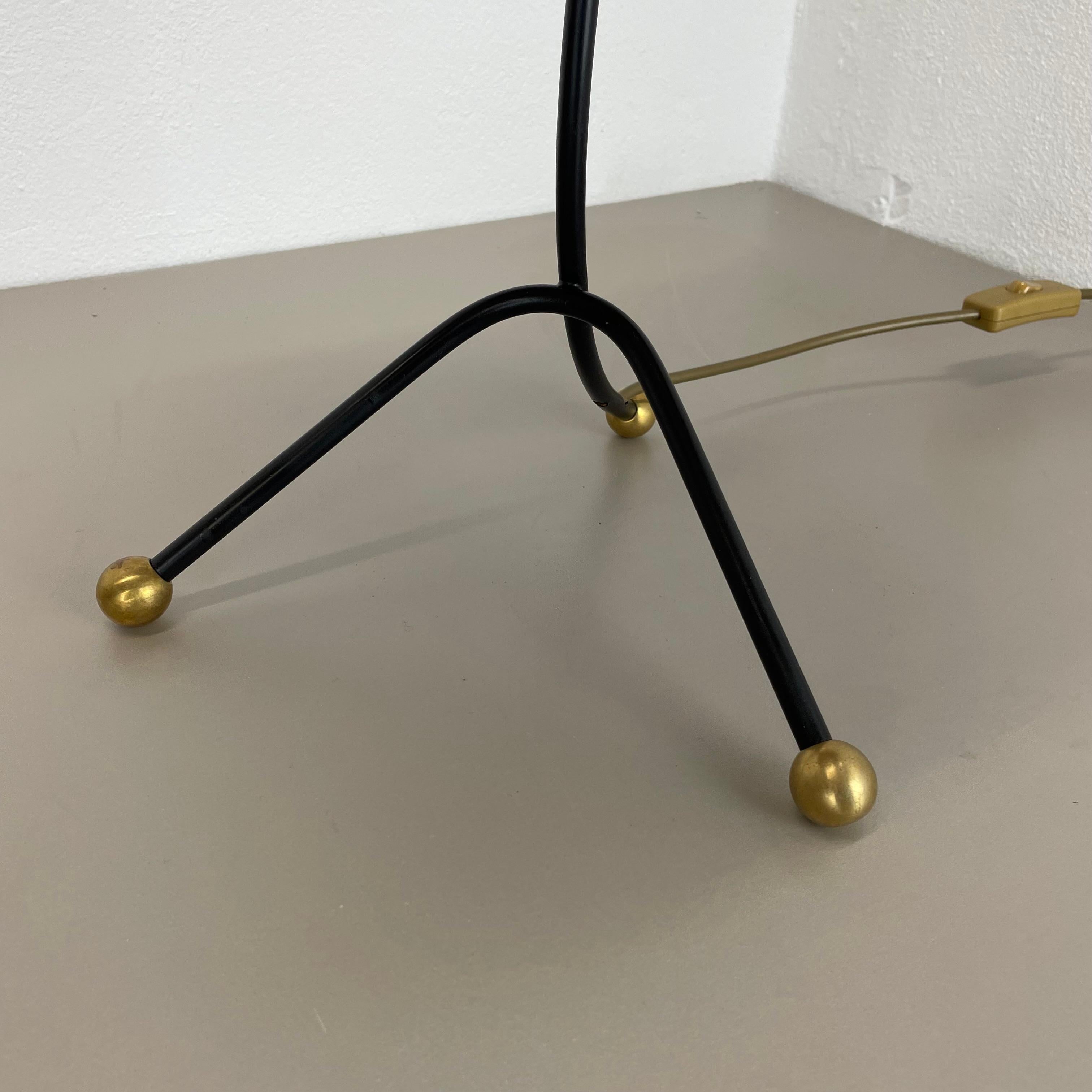 Magnifique lampe de table tripode de style kalmar en métal et rotin 57 cm, Autriche, années 1960 en vente 8