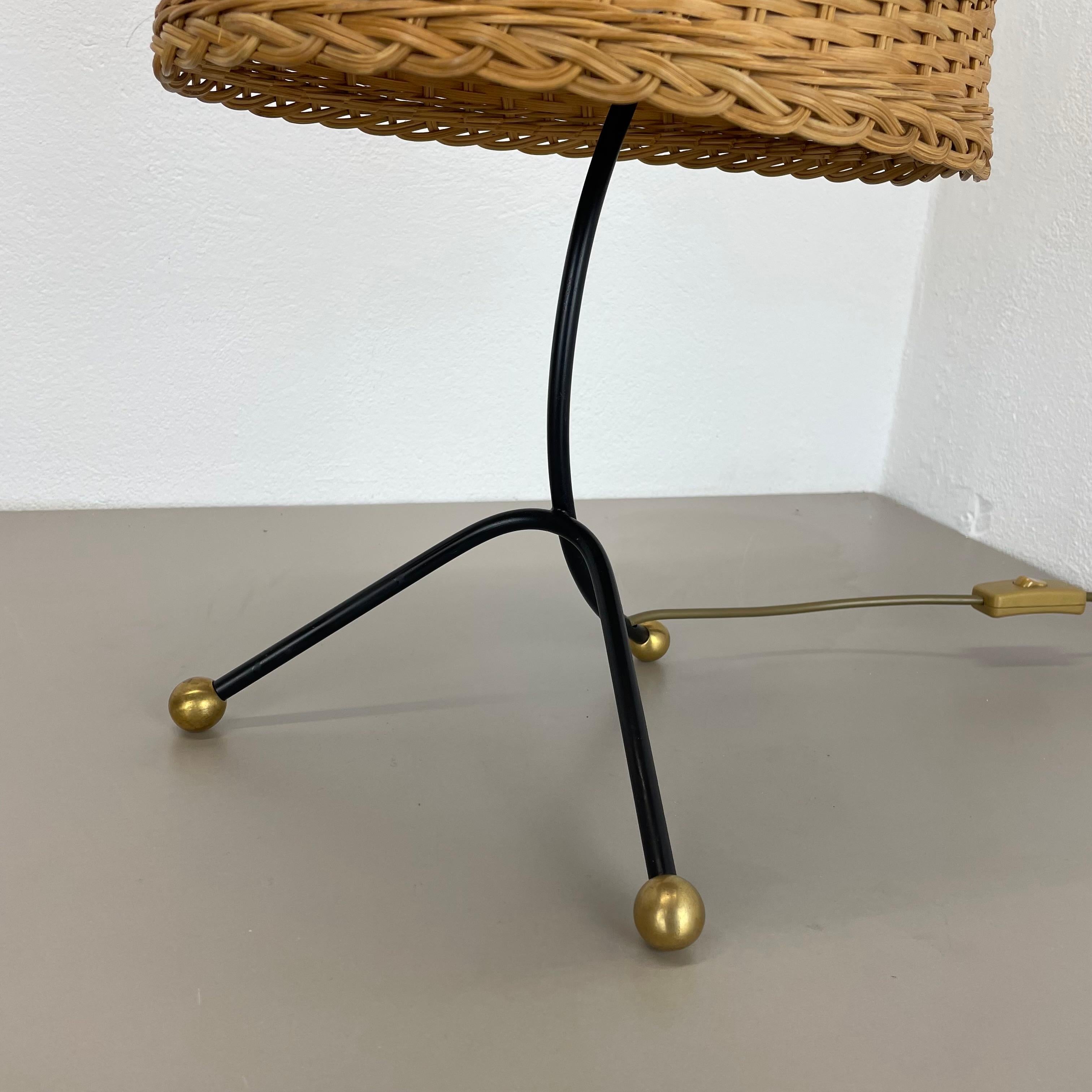 Magnifique lampe de table tripode de style kalmar en métal et rotin 57 cm, Autriche, années 1960 en vente 9