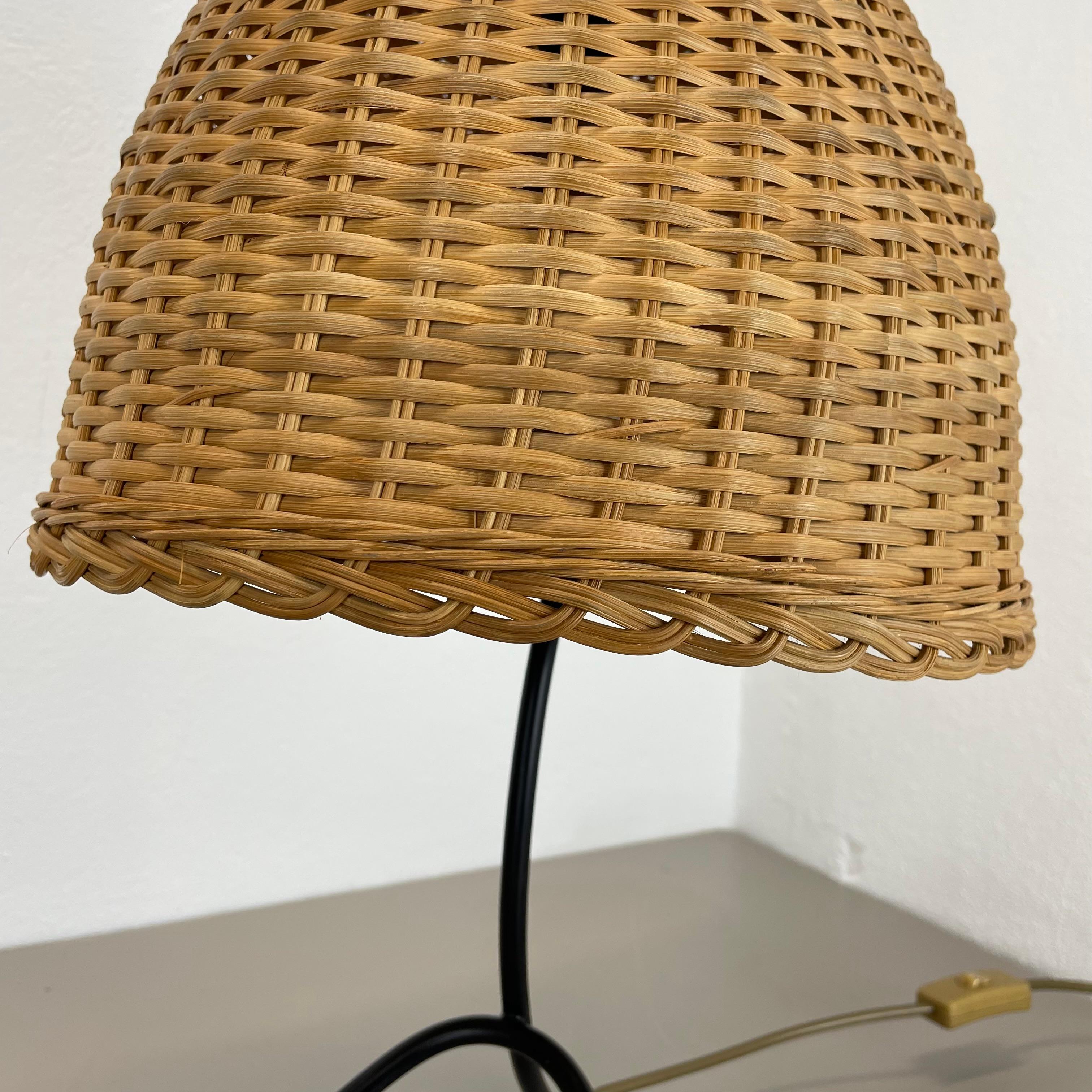 Magnifique lampe de table tripode de style kalmar en métal et rotin 57 cm, Autriche, années 1960 en vente 10