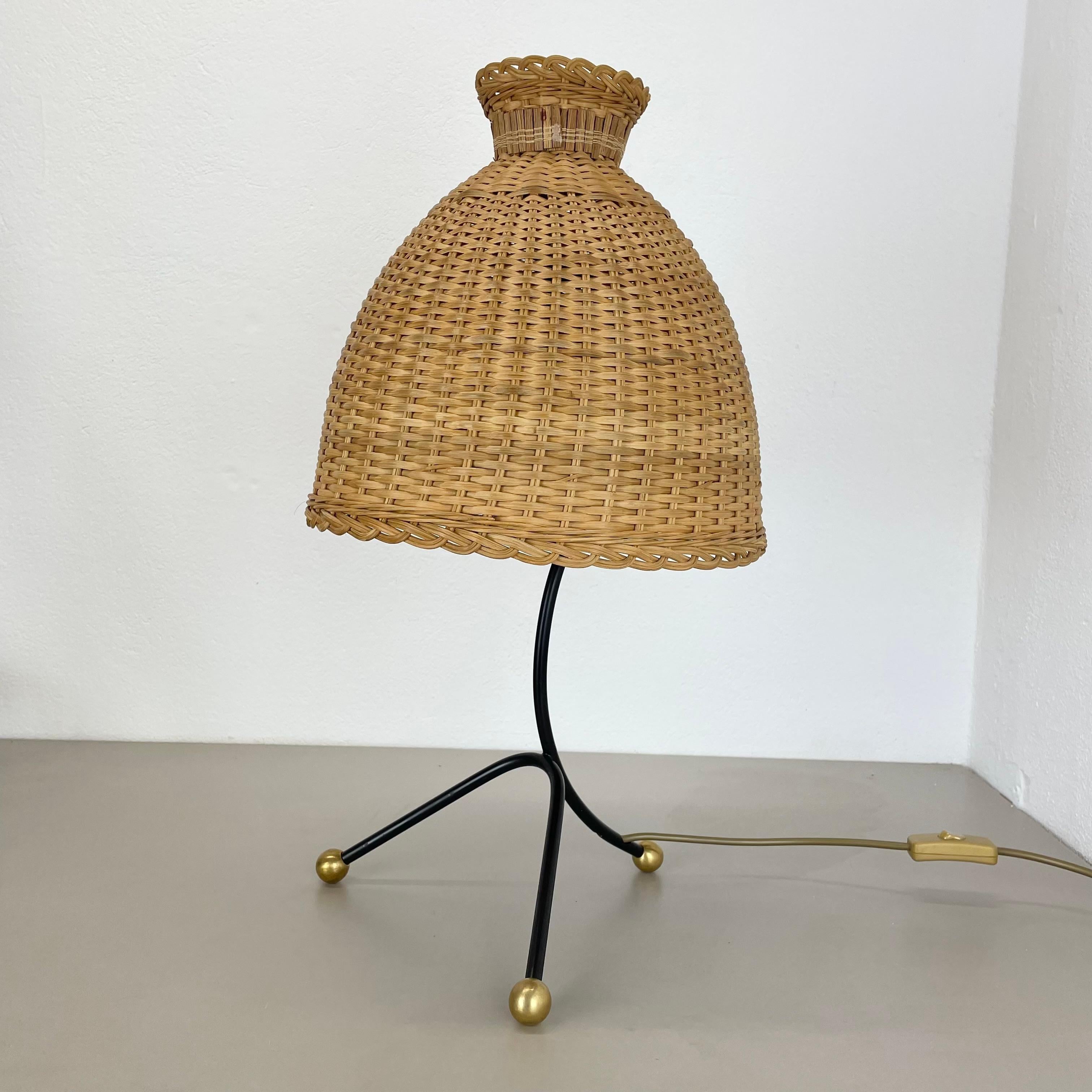 Magnifique lampe de table tripode de style kalmar en métal et rotin 57 cm, Autriche, années 1960 en vente 11