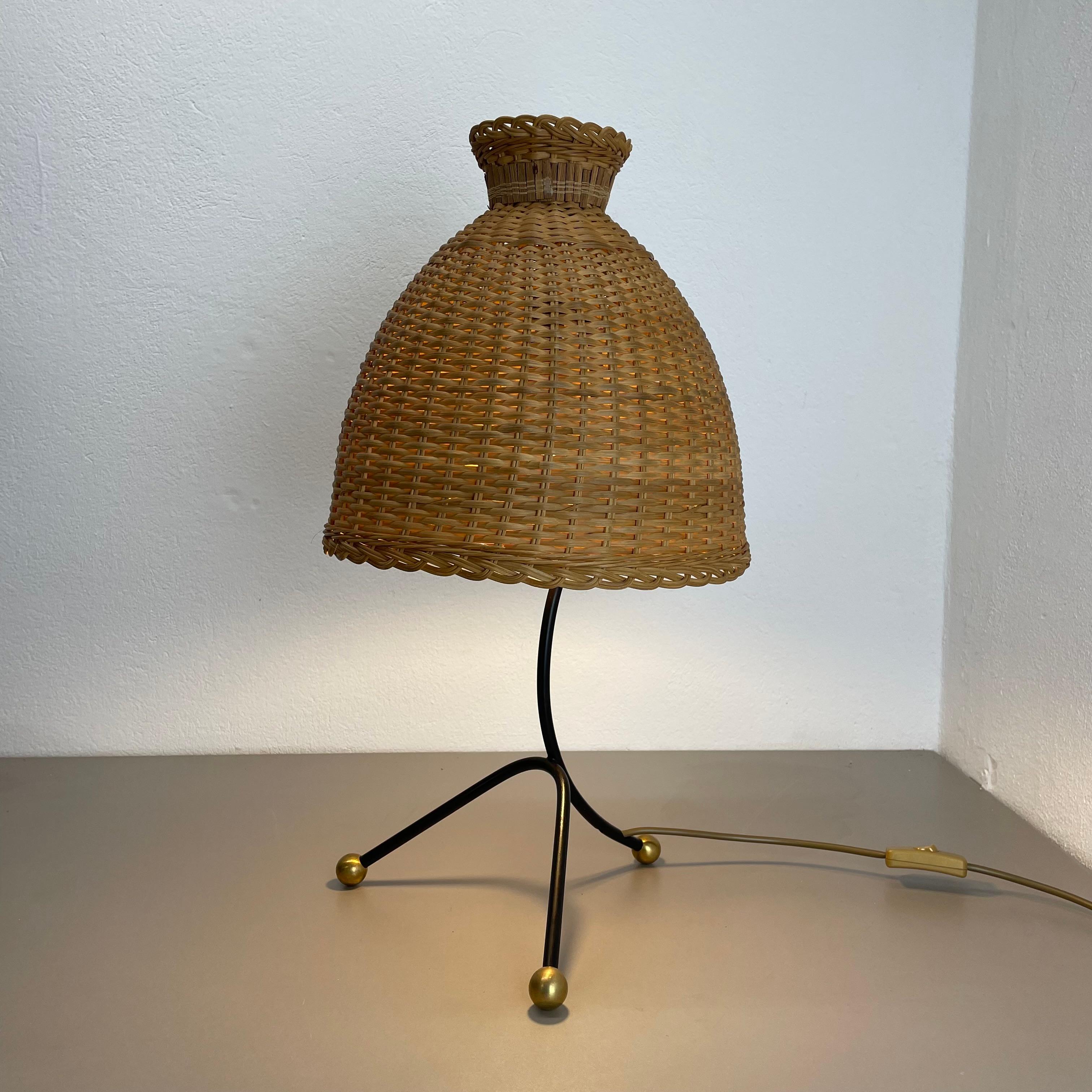 Magnifique lampe de table tripode de style kalmar en métal et rotin 57 cm, Autriche, années 1960 en vente 12