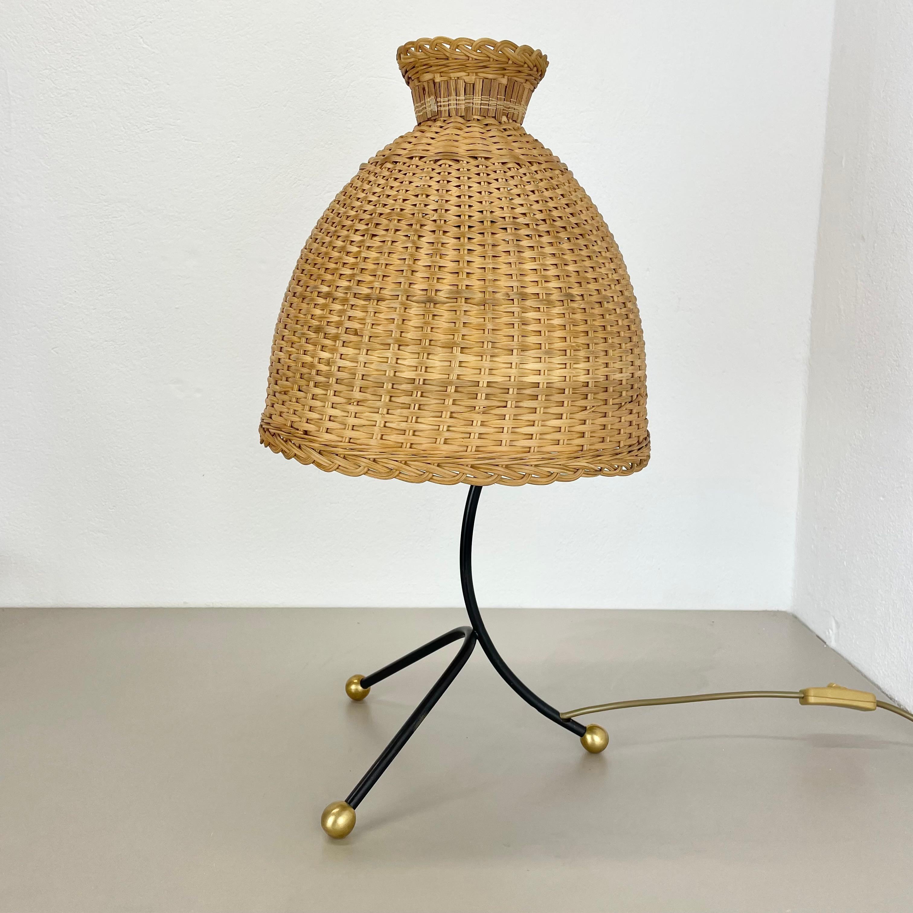 Article :

lampe de table


Origine :

Autriche


Âge :

1960s


Cette lampe de table vintage originale a été conçue et produite dans les années 1960 en Autriche. L'élément de support minimaliste et très rare est constitué d'une base tripode en