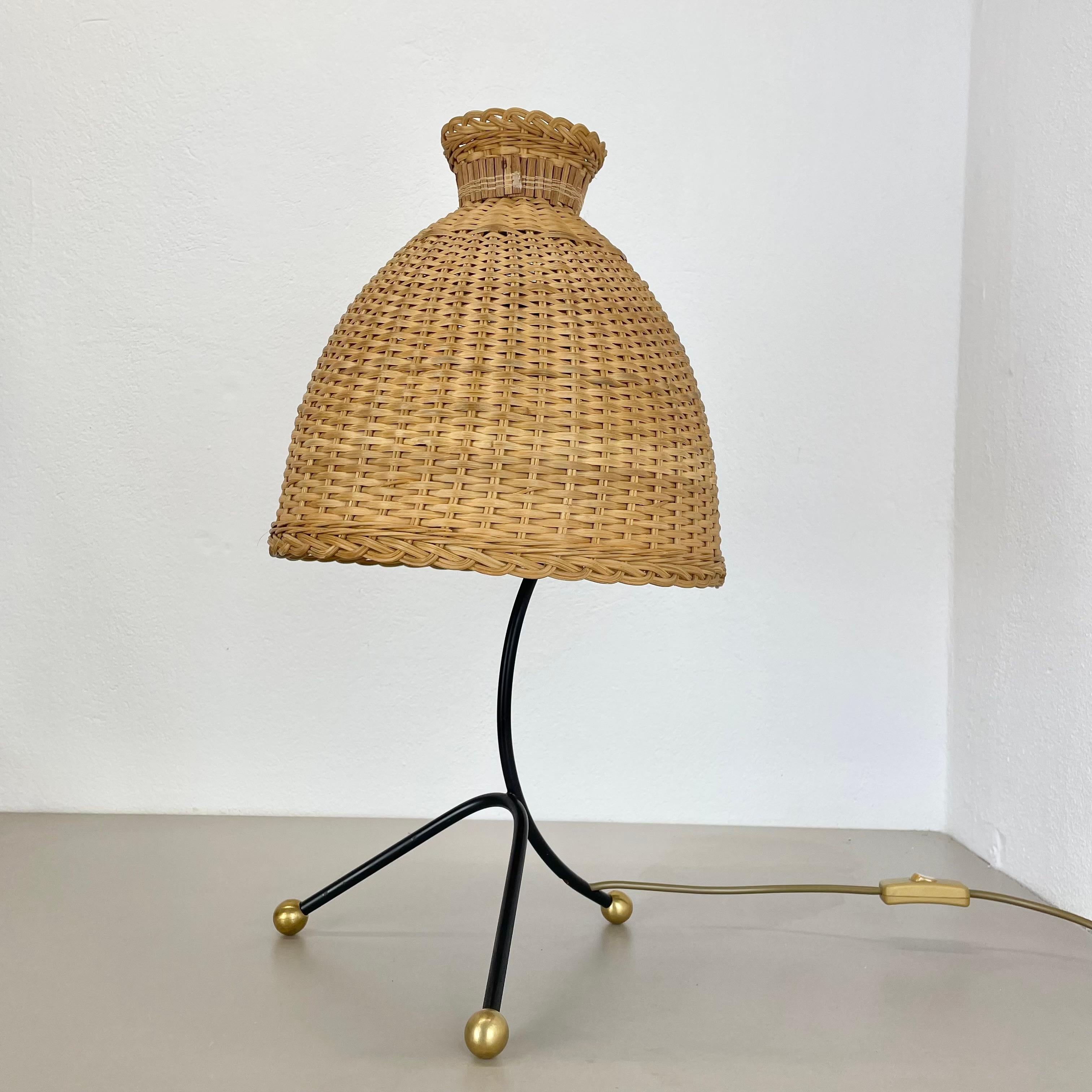 Mid-Century Modern Magnifique lampe de table tripode de style kalmar en métal et rotin 57 cm, Autriche, années 1960 en vente