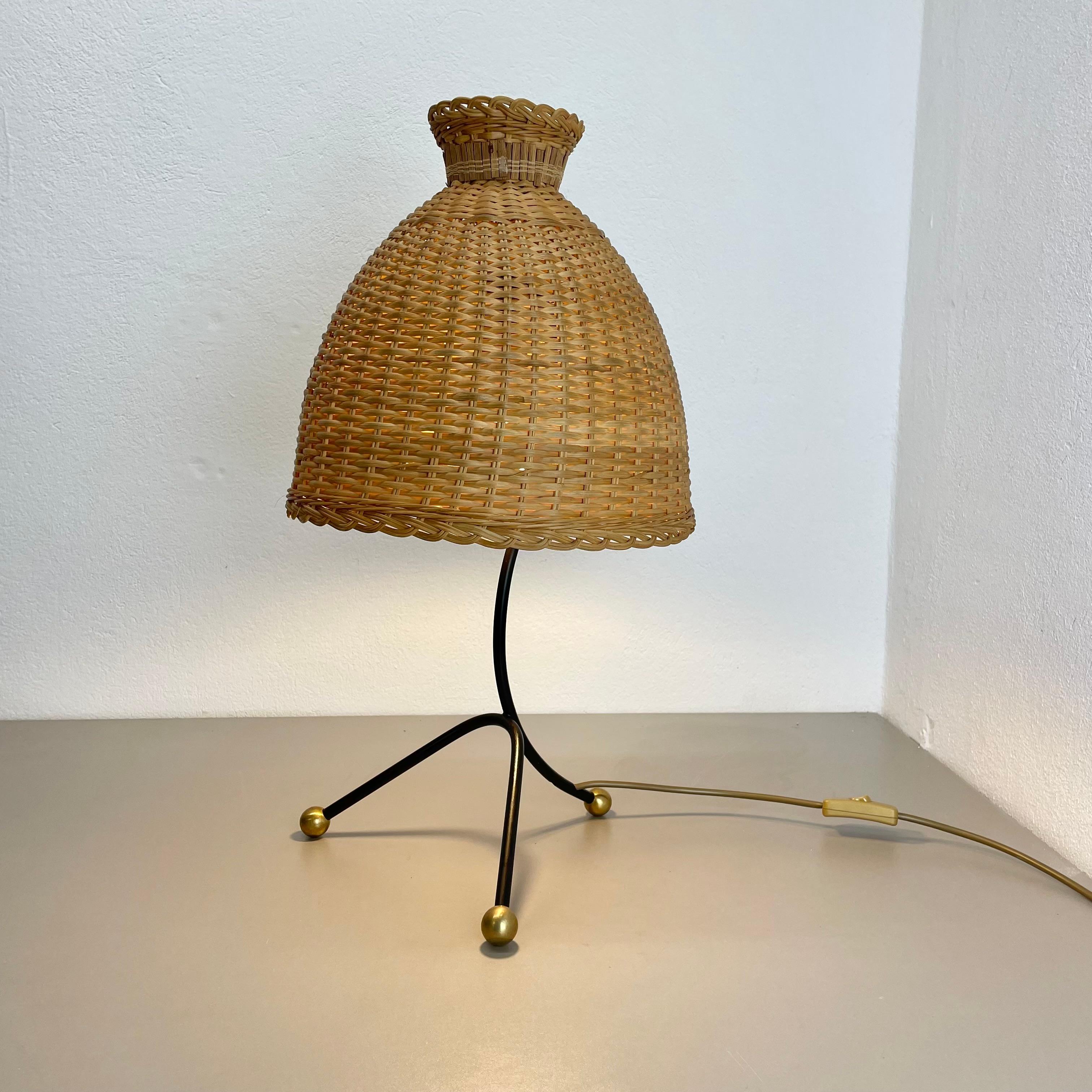 Autrichien Magnifique lampe de table tripode de style kalmar en métal et rotin 57 cm, Autriche, années 1960 en vente