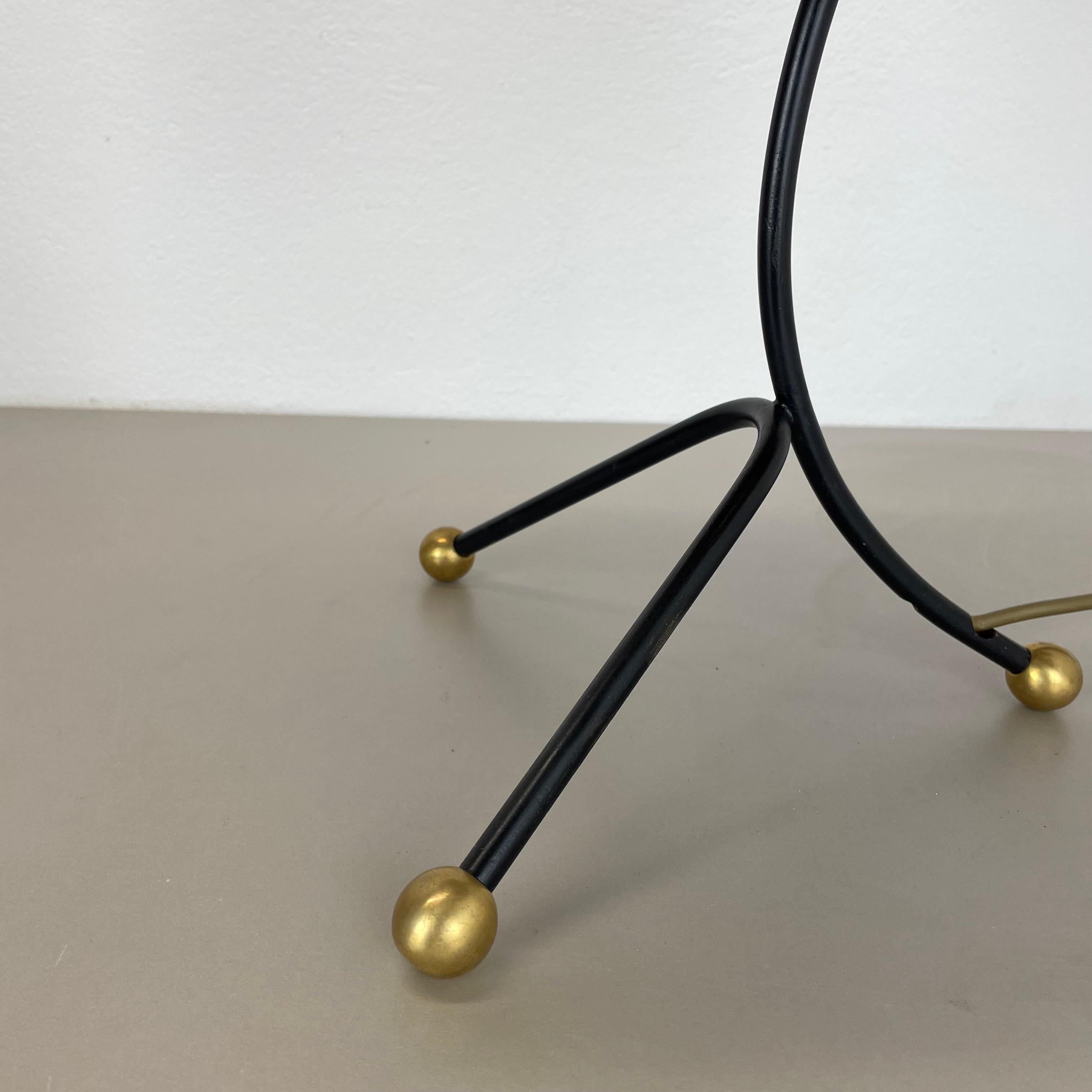 Magnifique lampe de table tripode de style kalmar en métal et rotin 57 cm, Autriche, années 1960 Bon état - En vente à Kirchlengern, DE