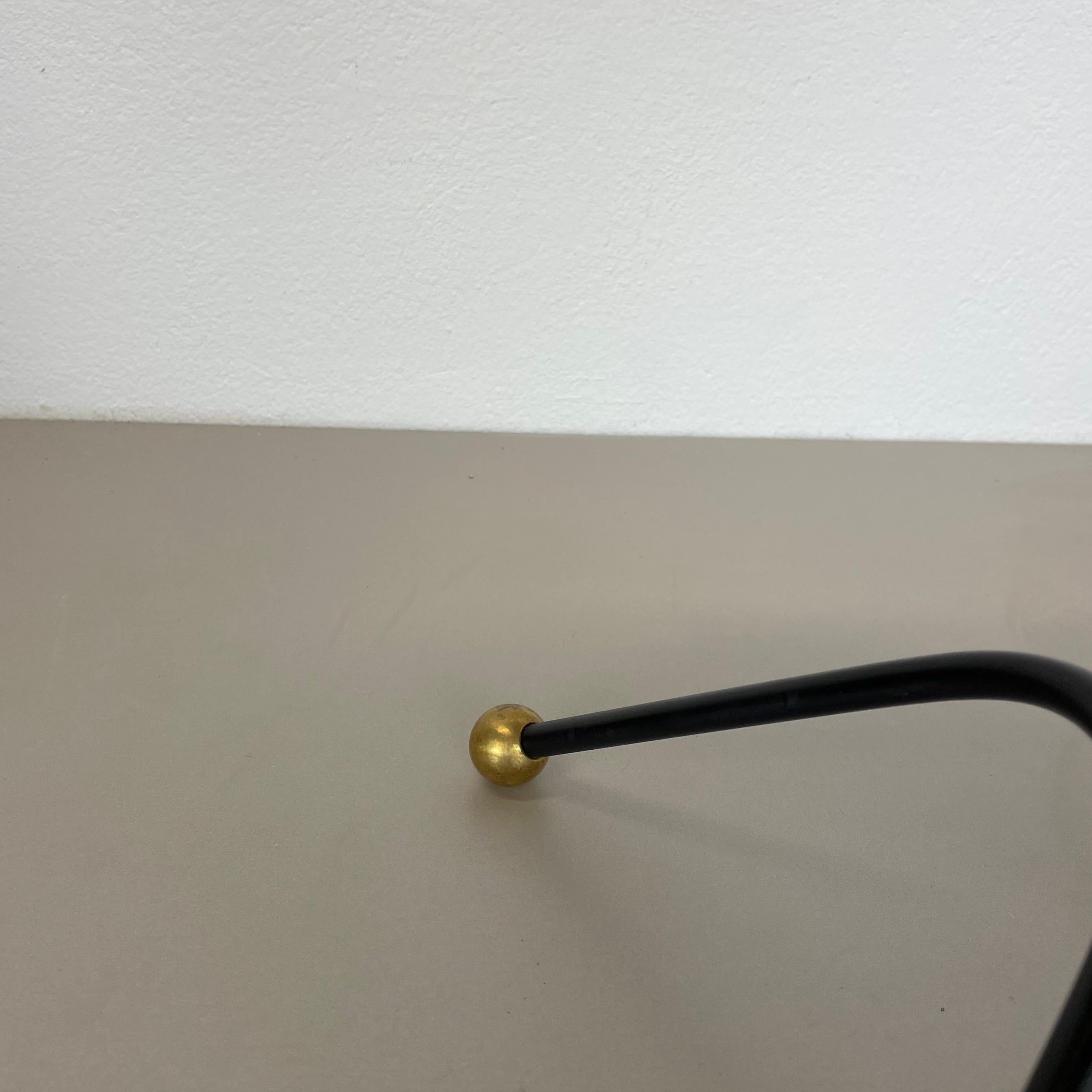 20ième siècle Magnifique lampe de table tripode de style kalmar en métal et rotin 57 cm, Autriche, années 1960 en vente