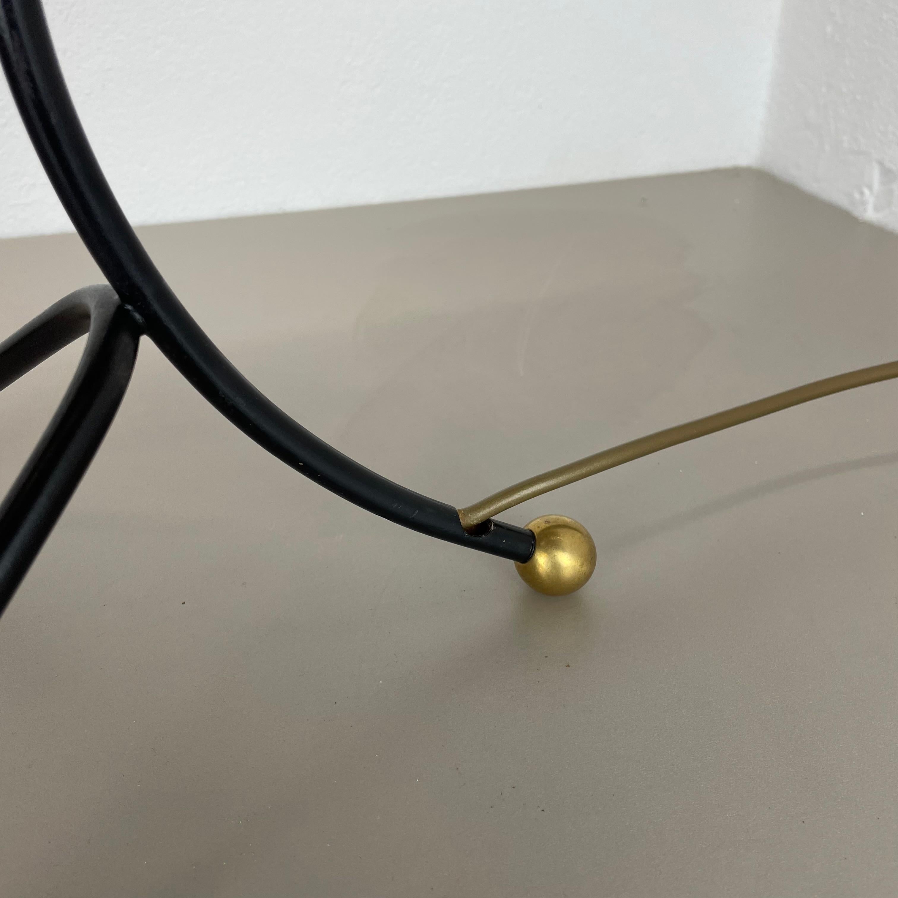 Métal Magnifique lampe de table tripode de style kalmar en métal et rotin 57 cm, Autriche, années 1960 en vente
