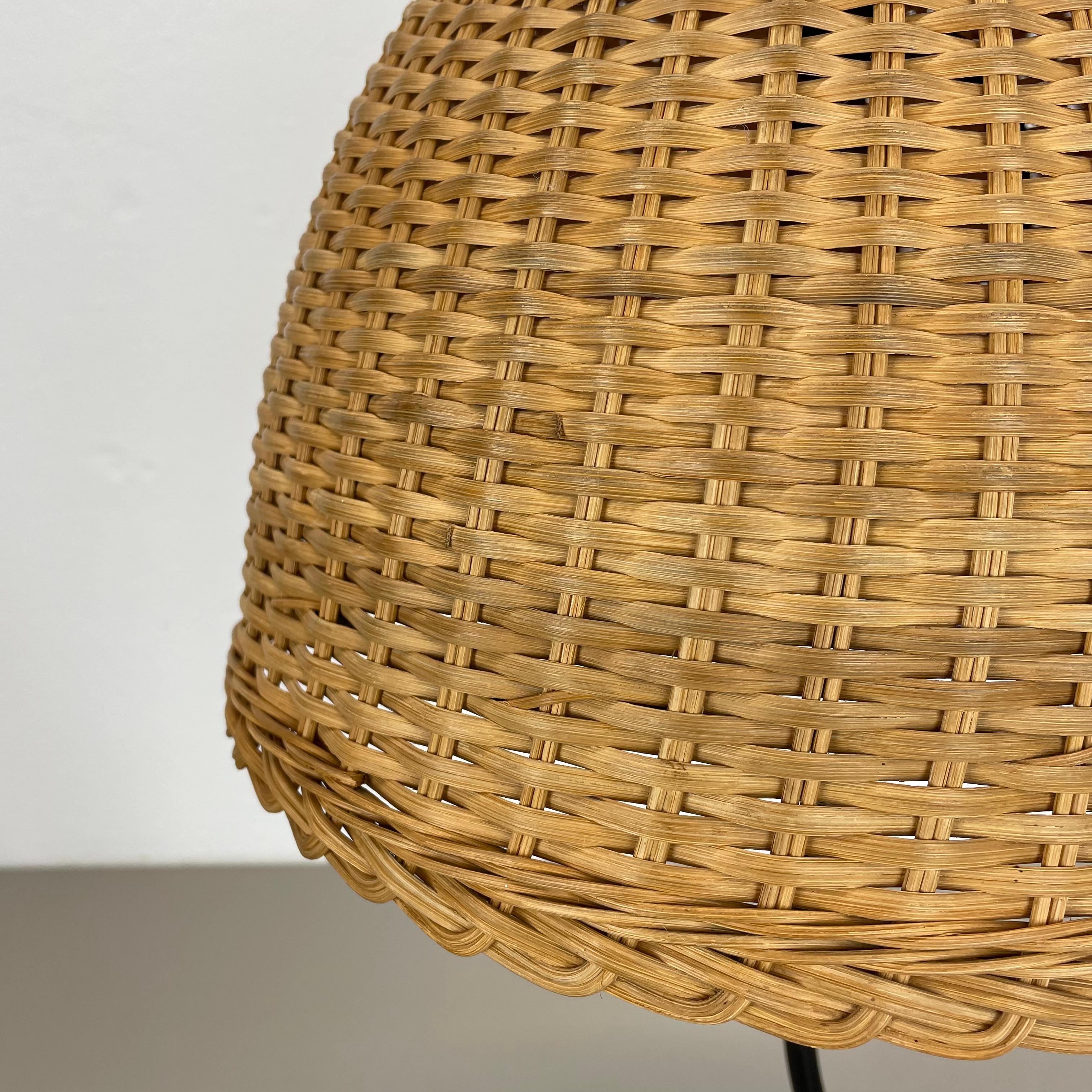 Magnifique lampe de table tripode de style kalmar en métal et rotin 57 cm, Autriche, années 1960 en vente 1