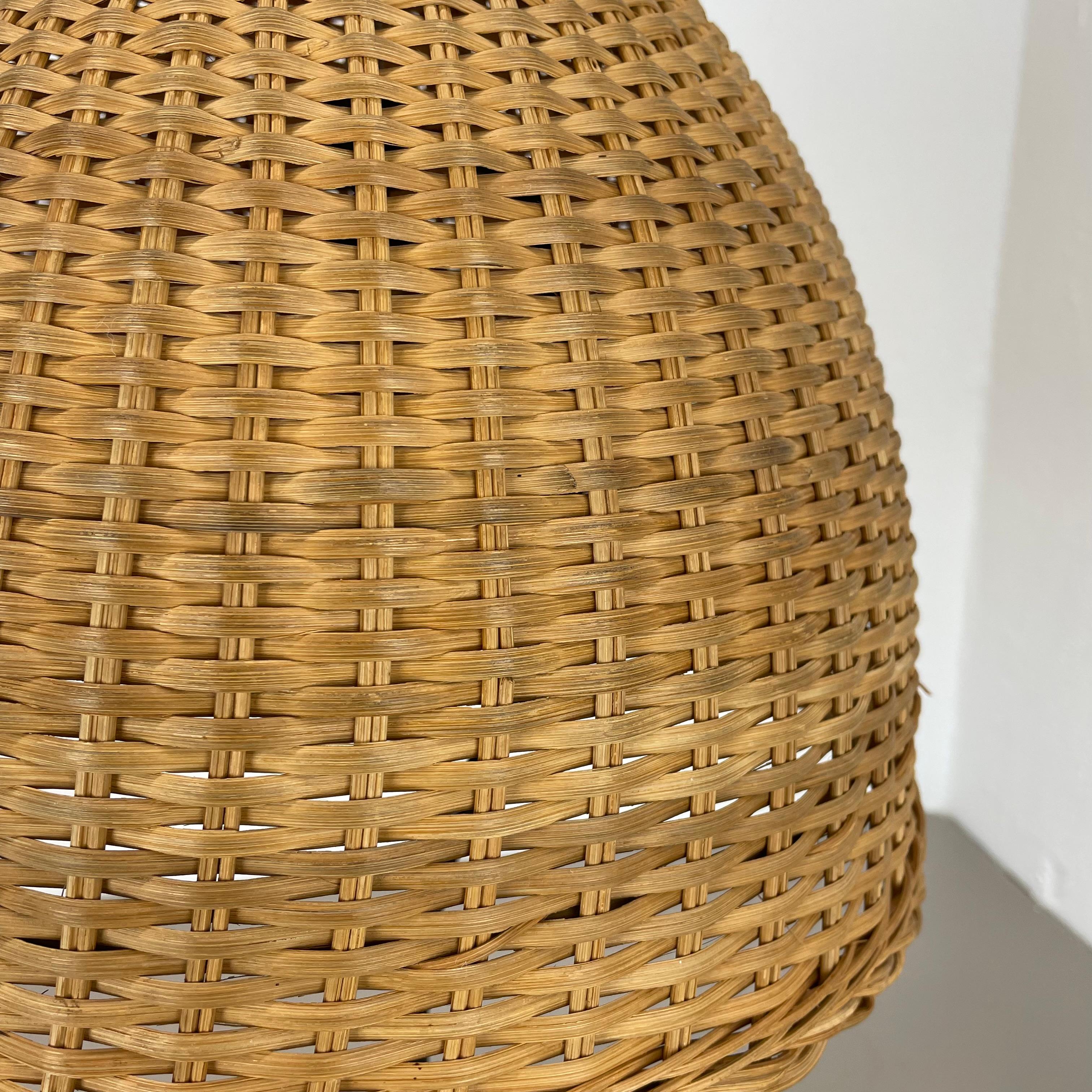 Magnifique lampe de table tripode de style kalmar en métal et rotin 57 cm, Autriche, années 1960 en vente 2