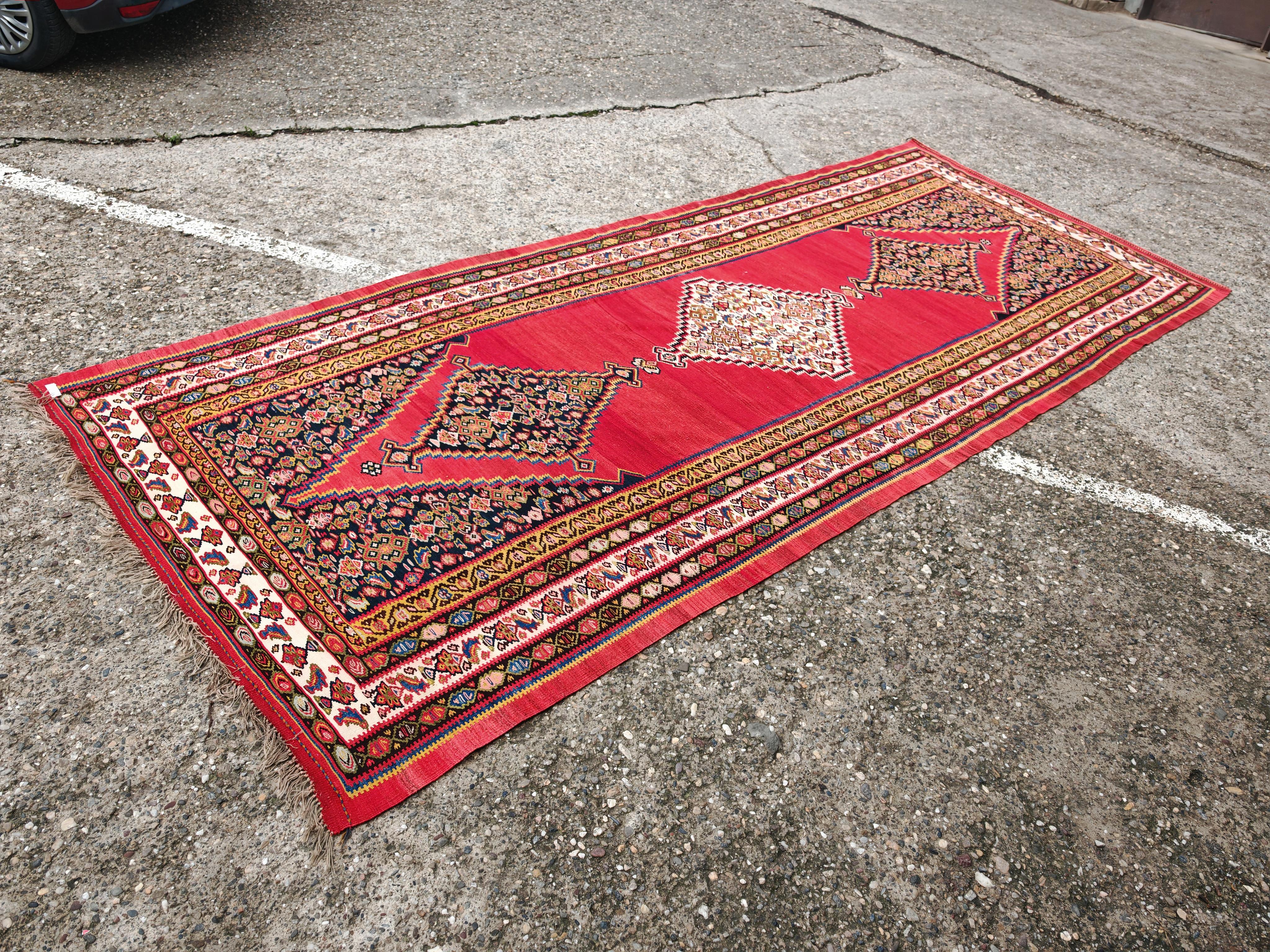 Inizio XX secolo XXL Antique hand-woven Senneh Kilim with geometric pattern, Caucasus 1920s in vendita