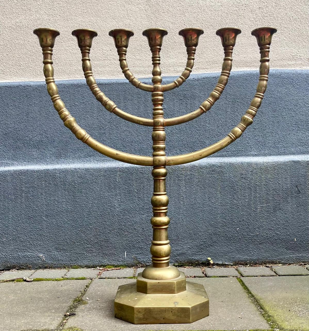 Weighing in around 15 kg this enormous candelabrum cast in solid brass measures 60 cm in heigh without candles. The width of the 7 arms is 52 cm. It was made in Germany during the 1920s and according to its previous owners it was used during