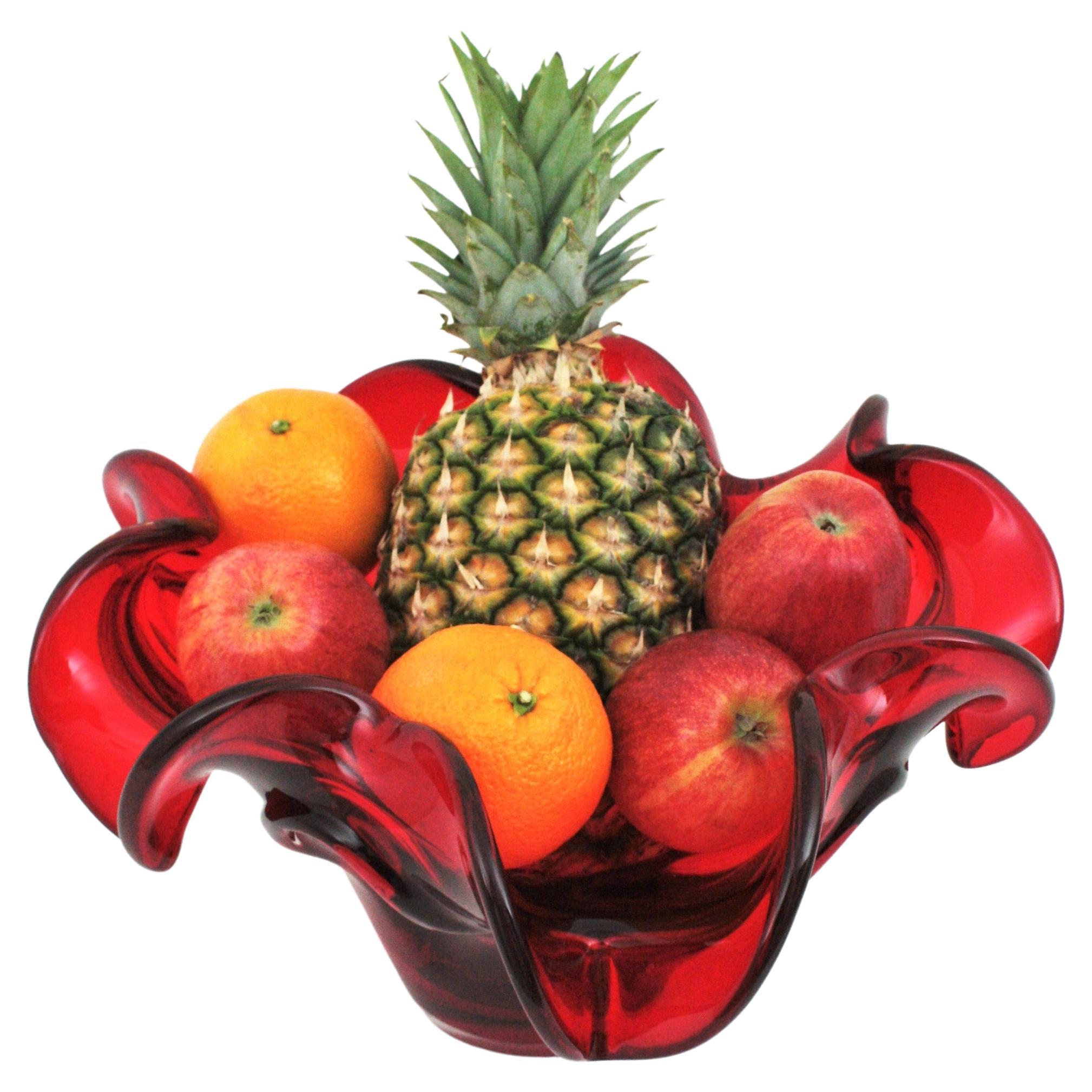Grande ciotola da centrotavola a forma di fiore in vetro rosso rubino soffiato a mano di Murano. Attribuito ad Archimede Seguso, Italia, anni '1950.
Un'enorme ciotola unica nel suo genere, realizzata in vetro rosso incamiciato in vetro trasparente