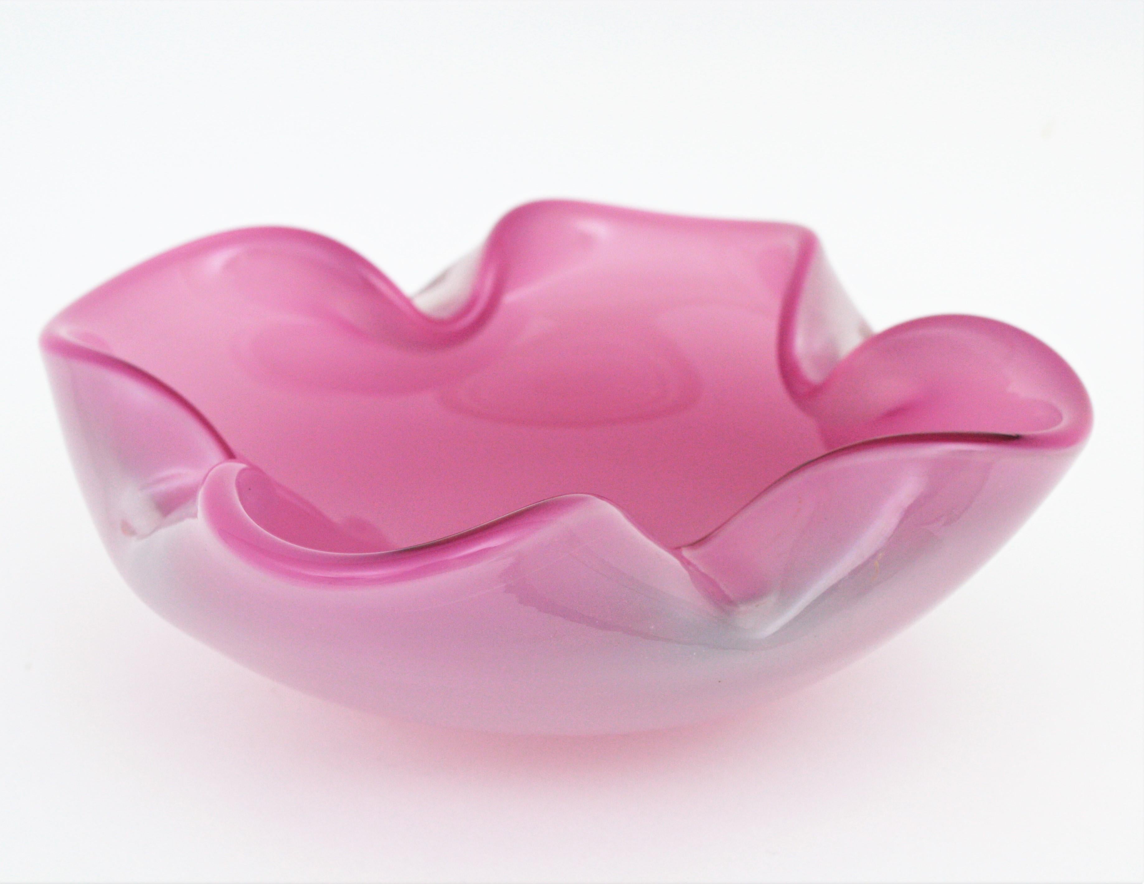 Massive hand blown Murano Sommerso pink and opalescent white glass flower bowl with folded rim. Attributed to Archimede Seguso. Italy, 1950s.
Pink glass over opaline white glass in the Alabastro design cased into clear glass using the Sommerso