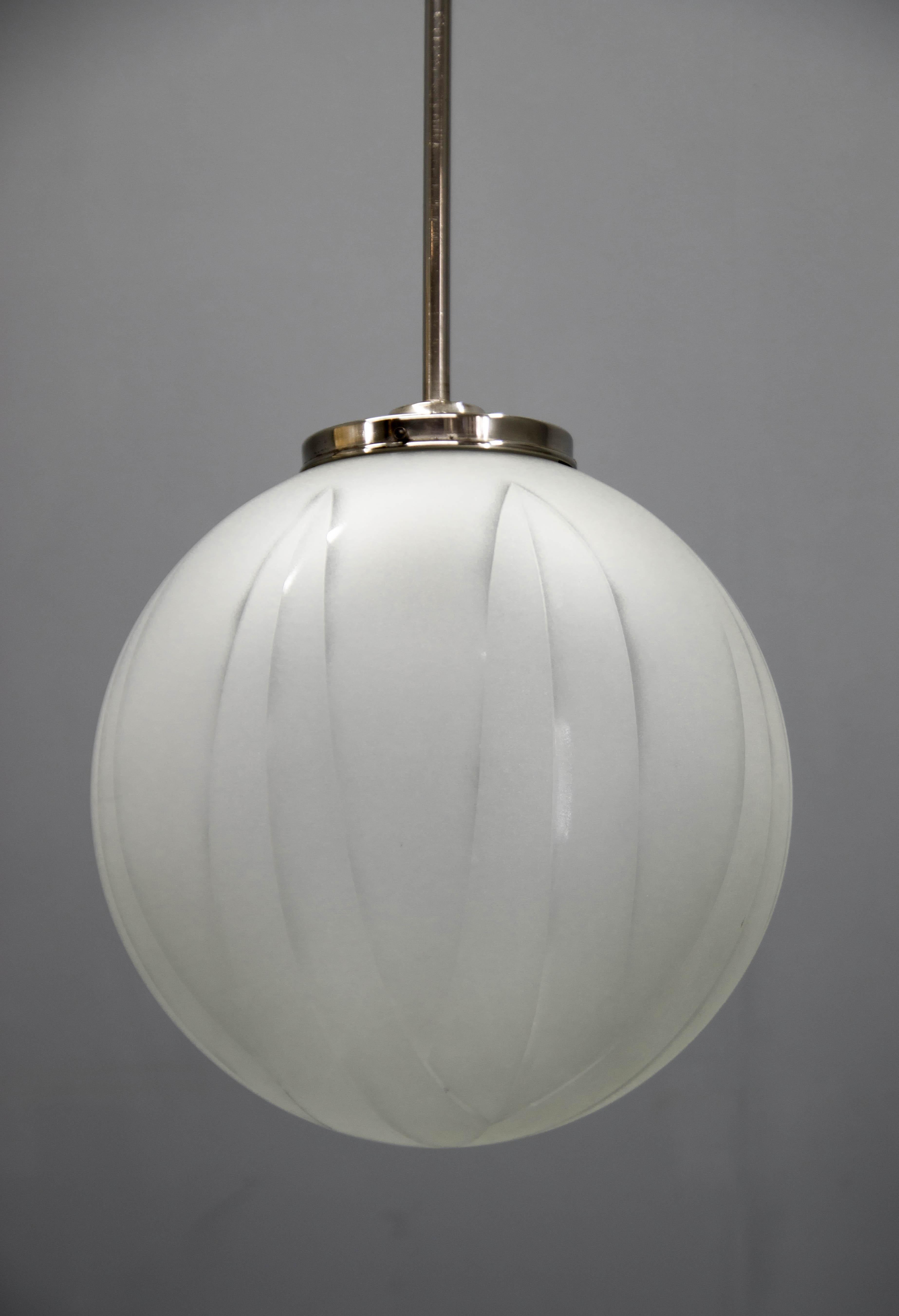 Raro pendente Art Deco in vetro gigante con motivo geometrico sabbiato.
Prodotto in Europa negli anni '30
Asta lunga in nichel lucidata, accorciabile su richiesta.
Vetro senza alcun danno.
Ricablato: 1x100W, lampadina E25-E27
Compatibile con il