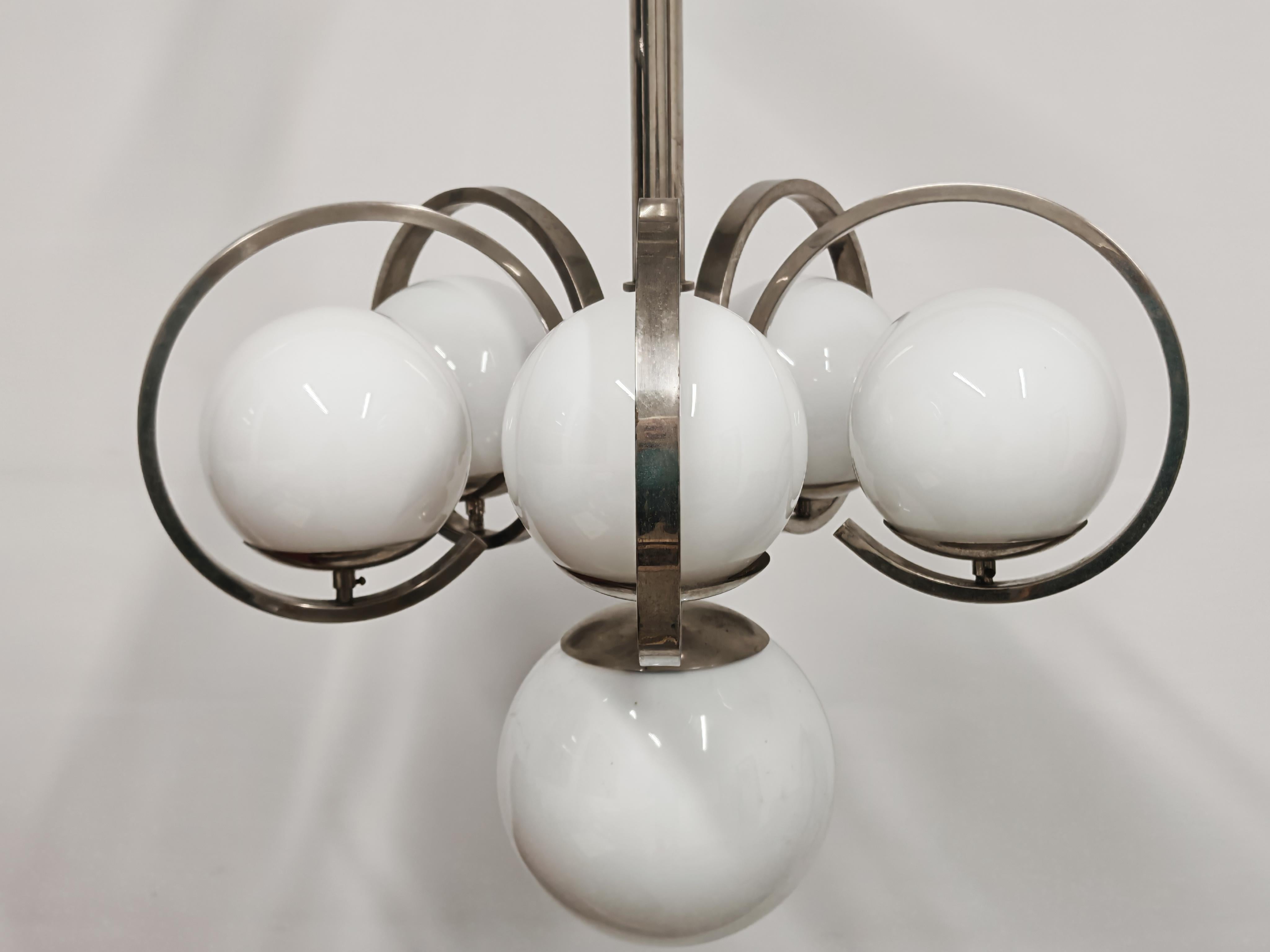 Lustre de salon XXL Bauhaus en laiton nickelé et verre de lait Bon état - En vente à Beograd, RS