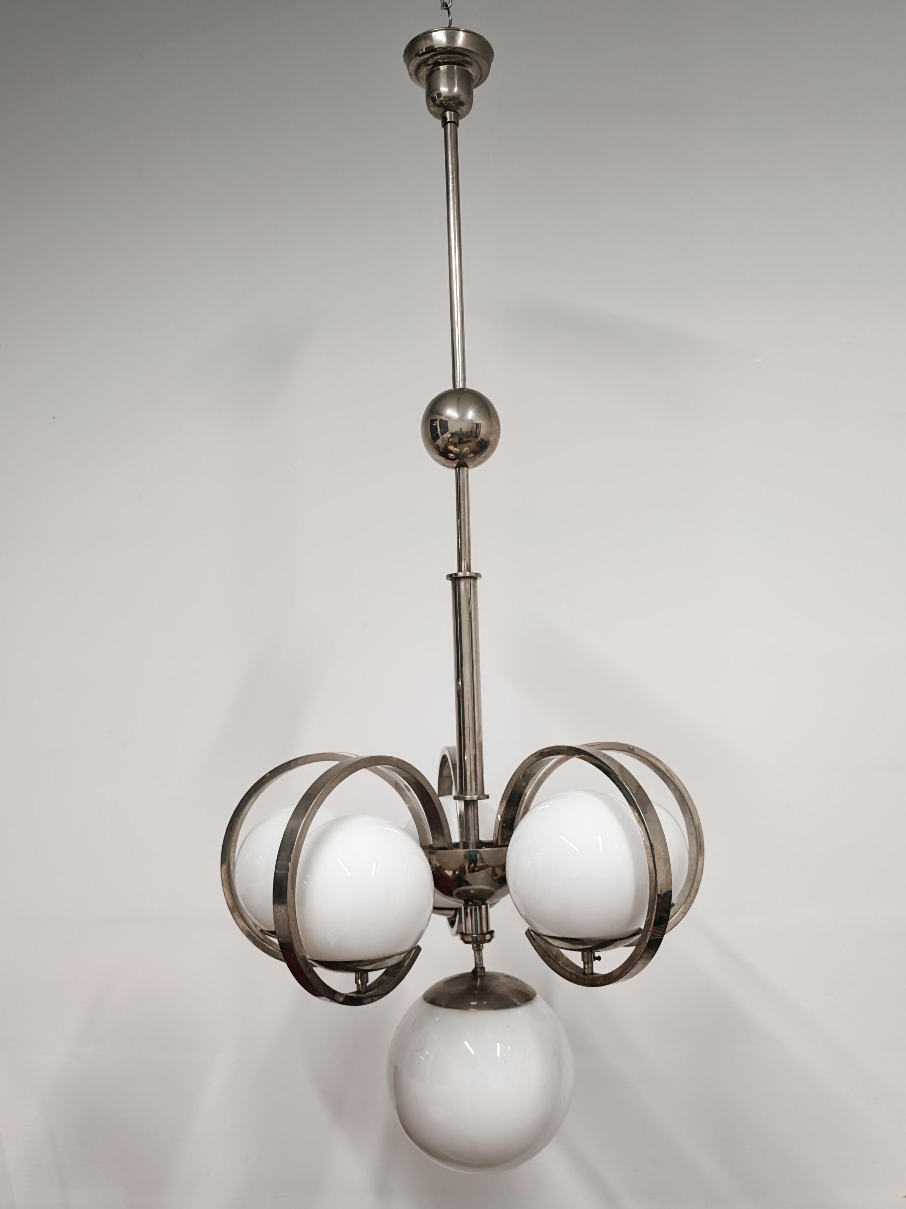 Lustre de salon XXL Bauhaus en laiton nickelé et verre de lait en vente 1