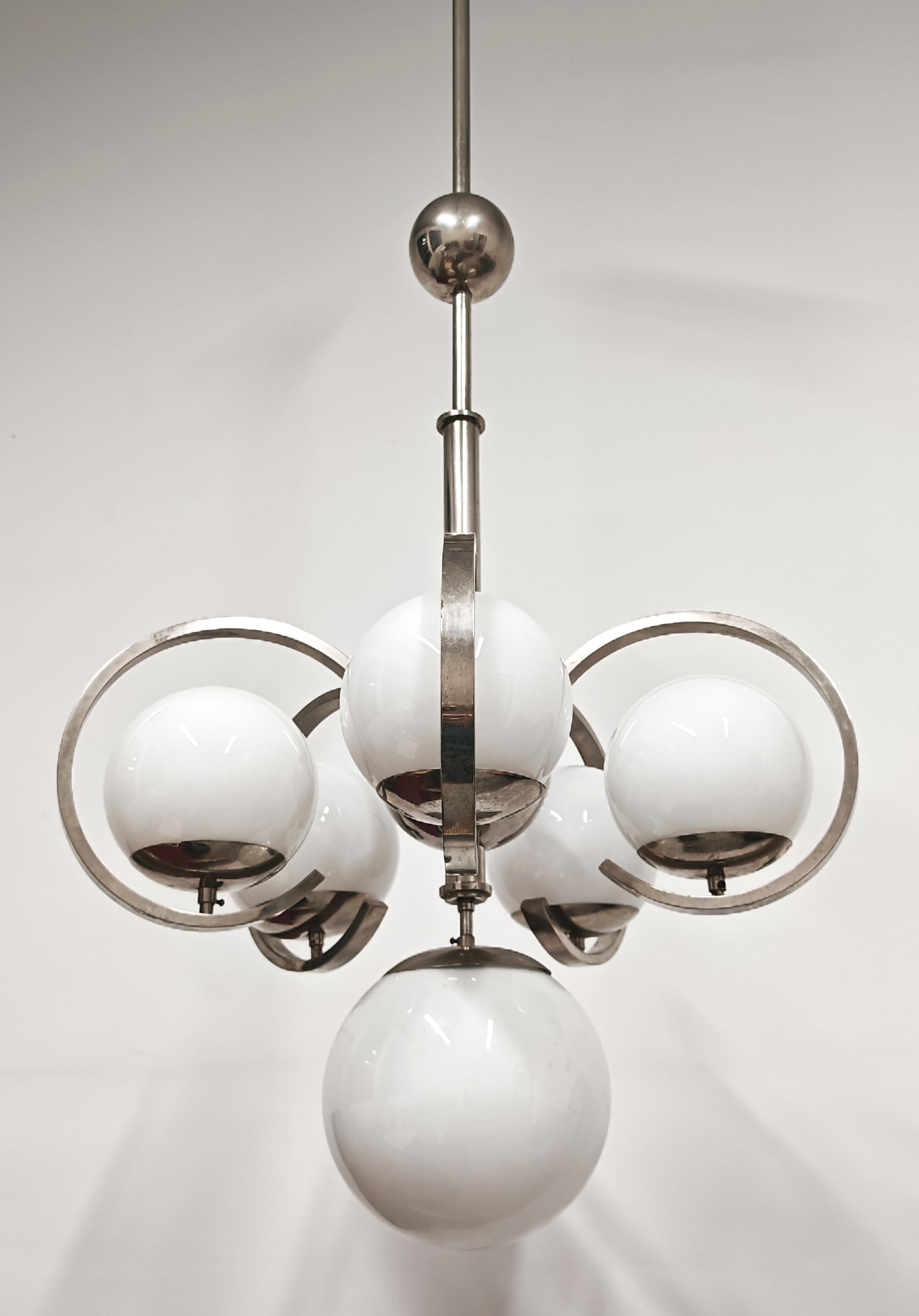 Lustre de salon XXL Bauhaus en laiton nickelé et verre de lait en vente 2