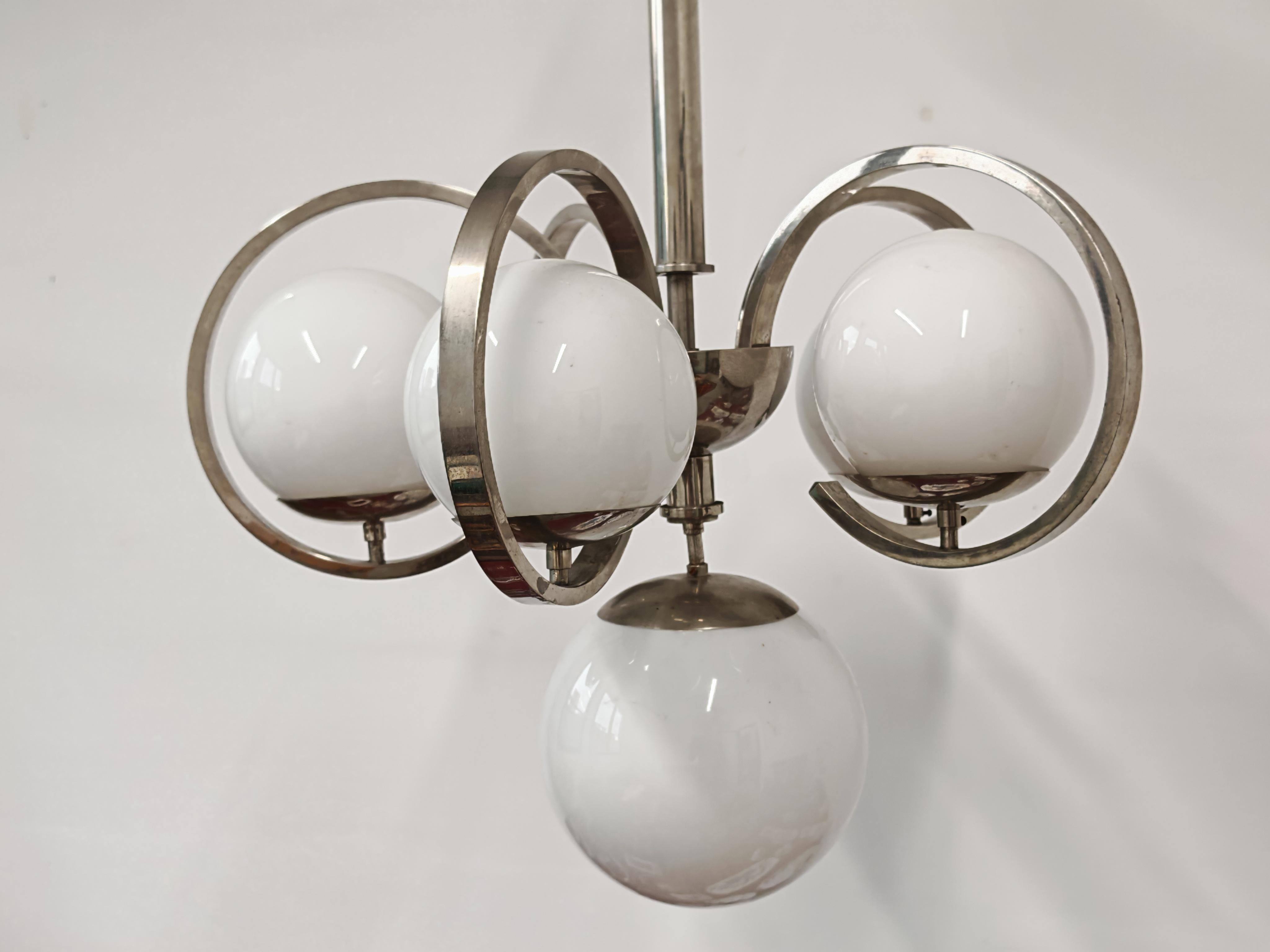 Lustre de salon XXL Bauhaus en laiton nickelé et verre de lait en vente 3