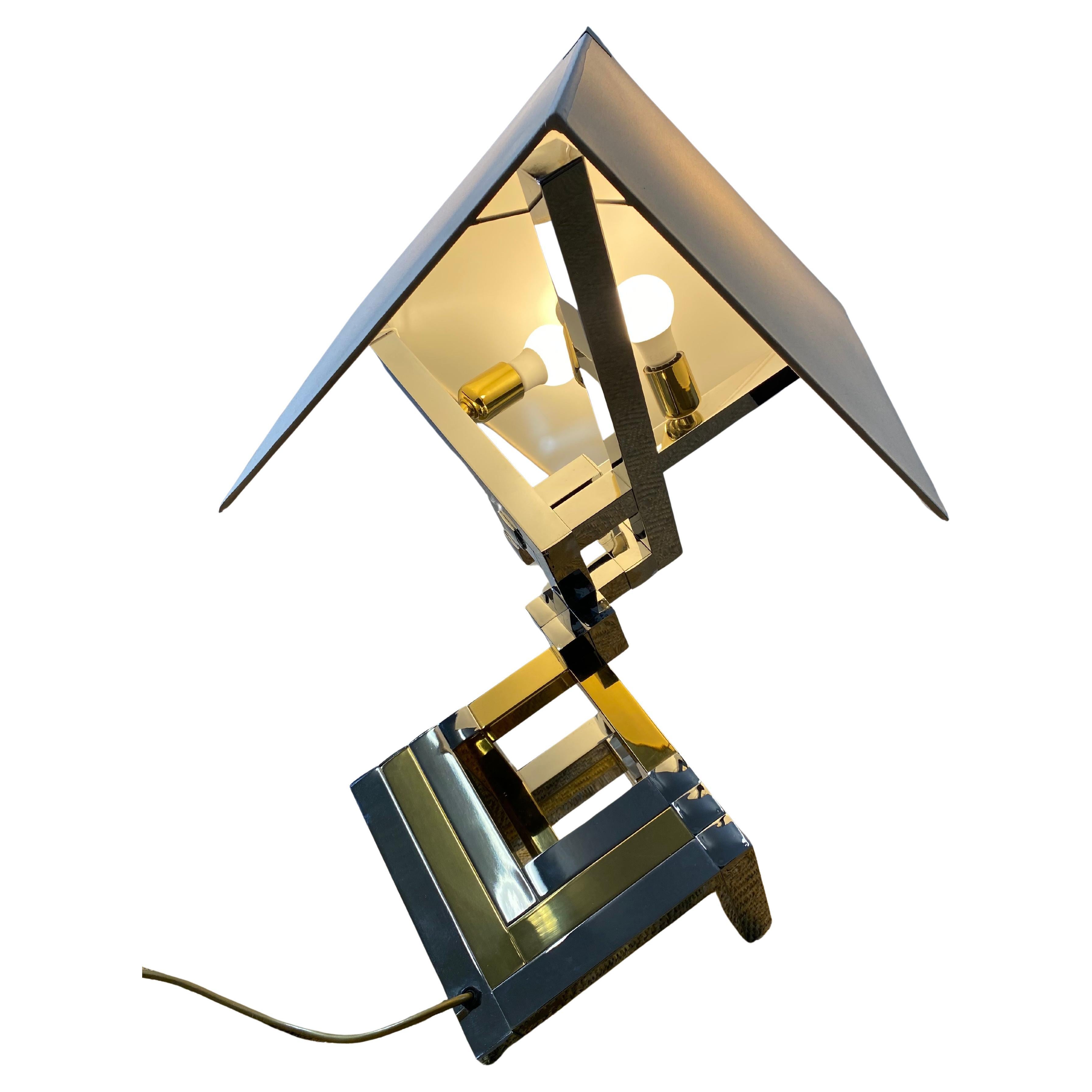 Cette lampe Hollywood Regency a attiré notre attention en raison de son design exceptionnel et de sa structure cubiste. Le designer a utilisé des carrés et des cubes pour former des triangles et des pyramides dans cette réinterprétation sculpturale