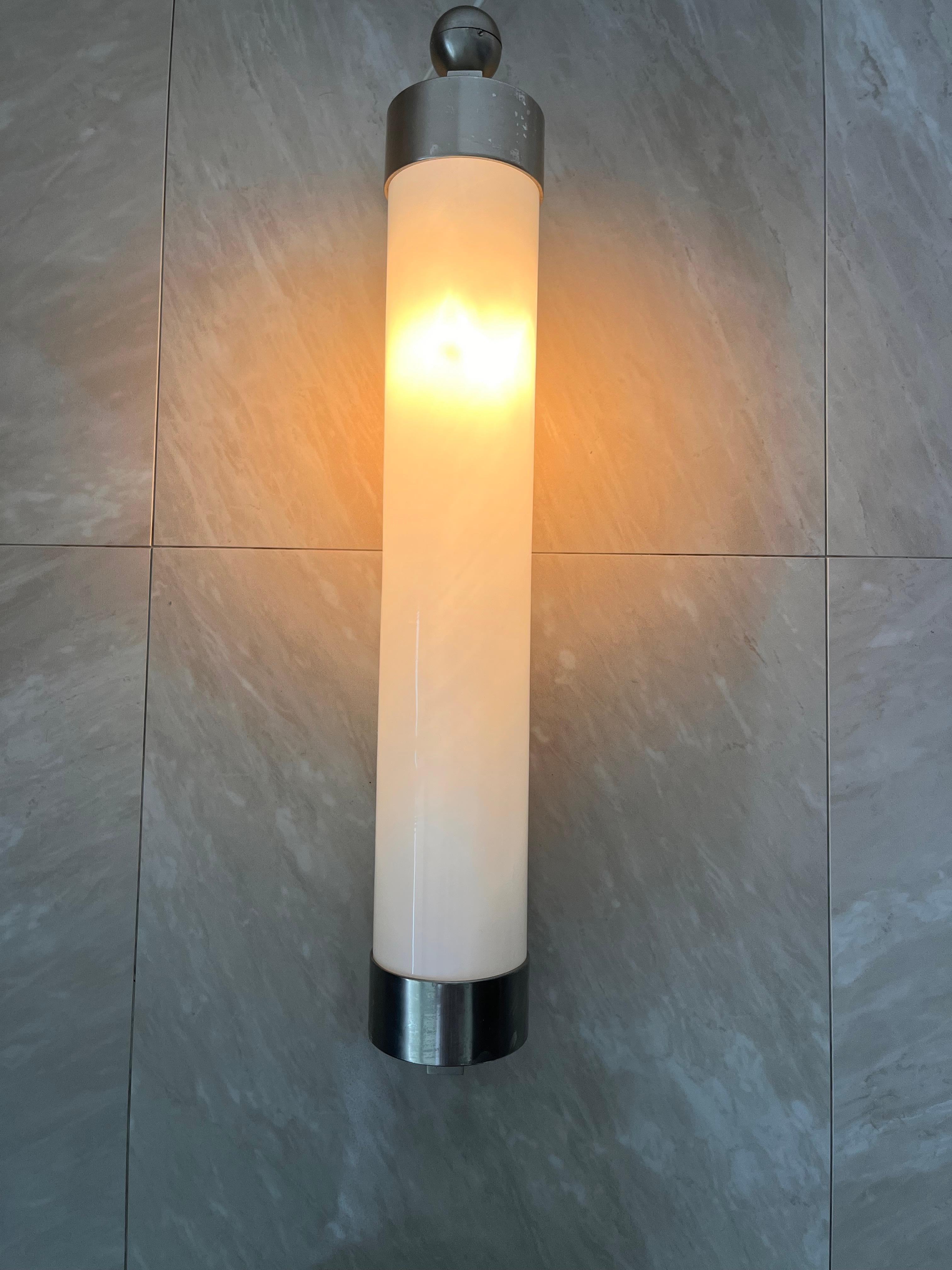 XXL Große Wandleuchte aus Chrom und Milchglas Bauhaus / Funktionalistische Wandleuchte - 1930er Jahre im Angebot 3