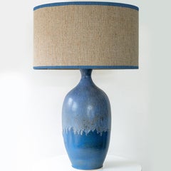 Lampada da tavolo XXL in ceramica blu, paralume personalizzato di R. Houben