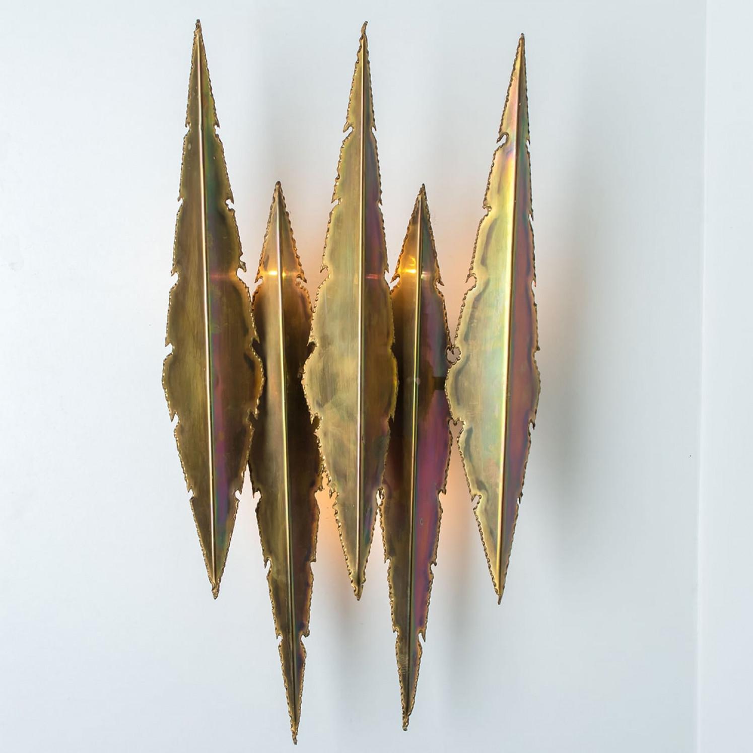 Bellissima applique in ottone di Holm Sorensen, prodotta in Danimarca negli anni Sessanta.

Si prega di notare che il prezzo si riferisce a un solo pezzo.

Dimensioni:
Altezza: 60 cm (23,62