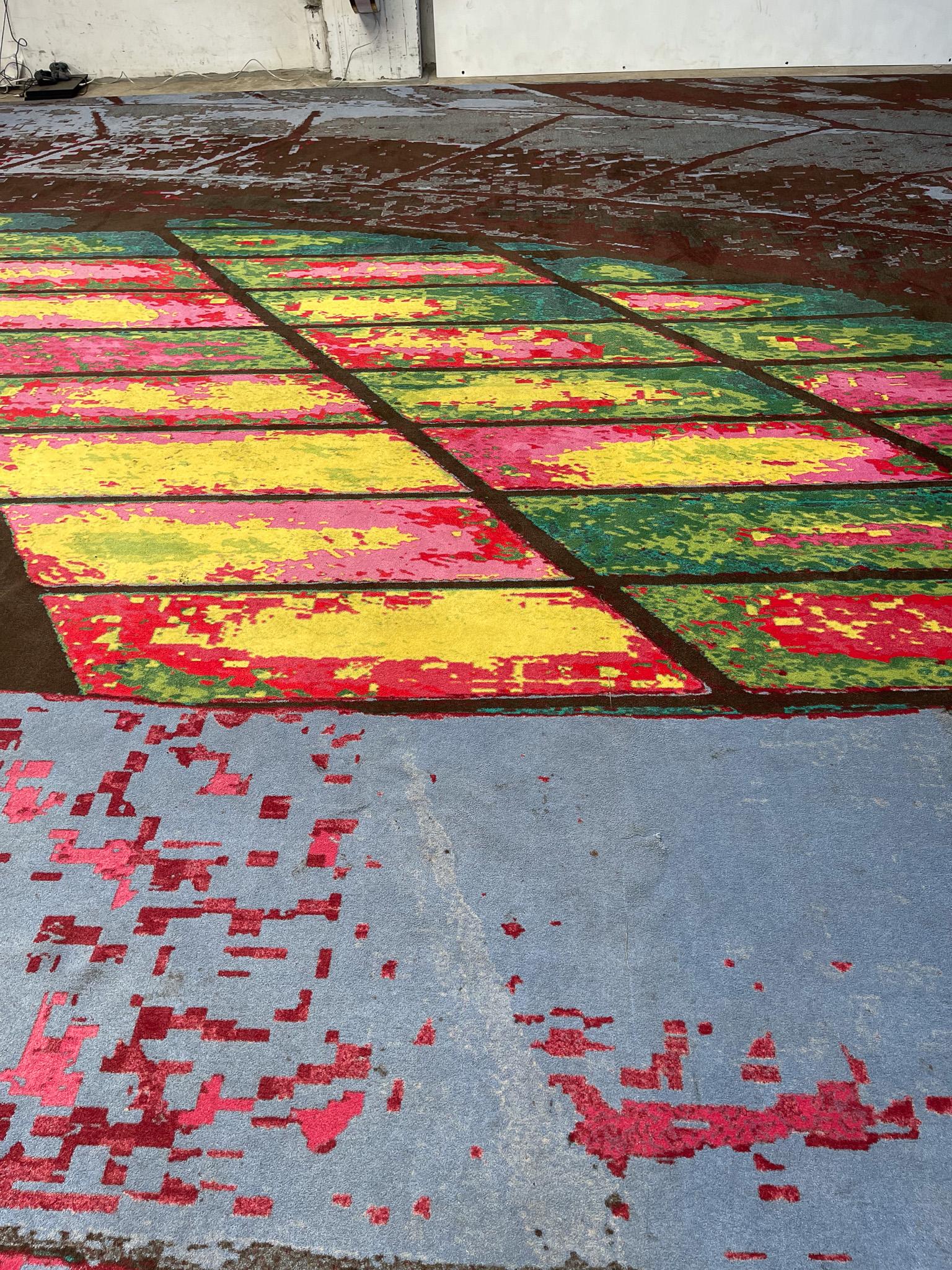 XXL Teppich aus abstrakter Glasmalerei einer Kirche im Angebot 8