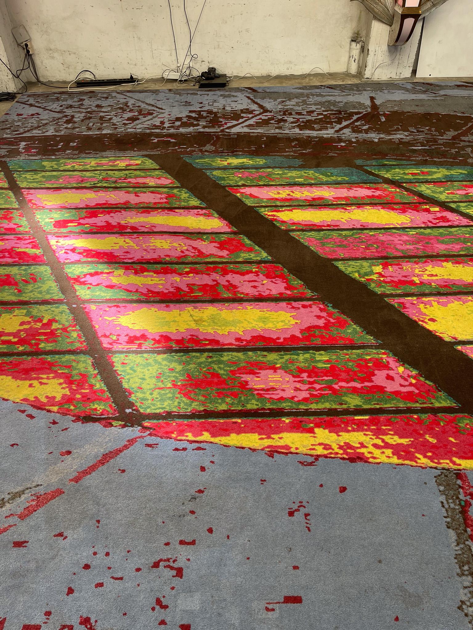 XXL Teppich aus abstrakter Glasmalerei einer Kirche im Angebot 9