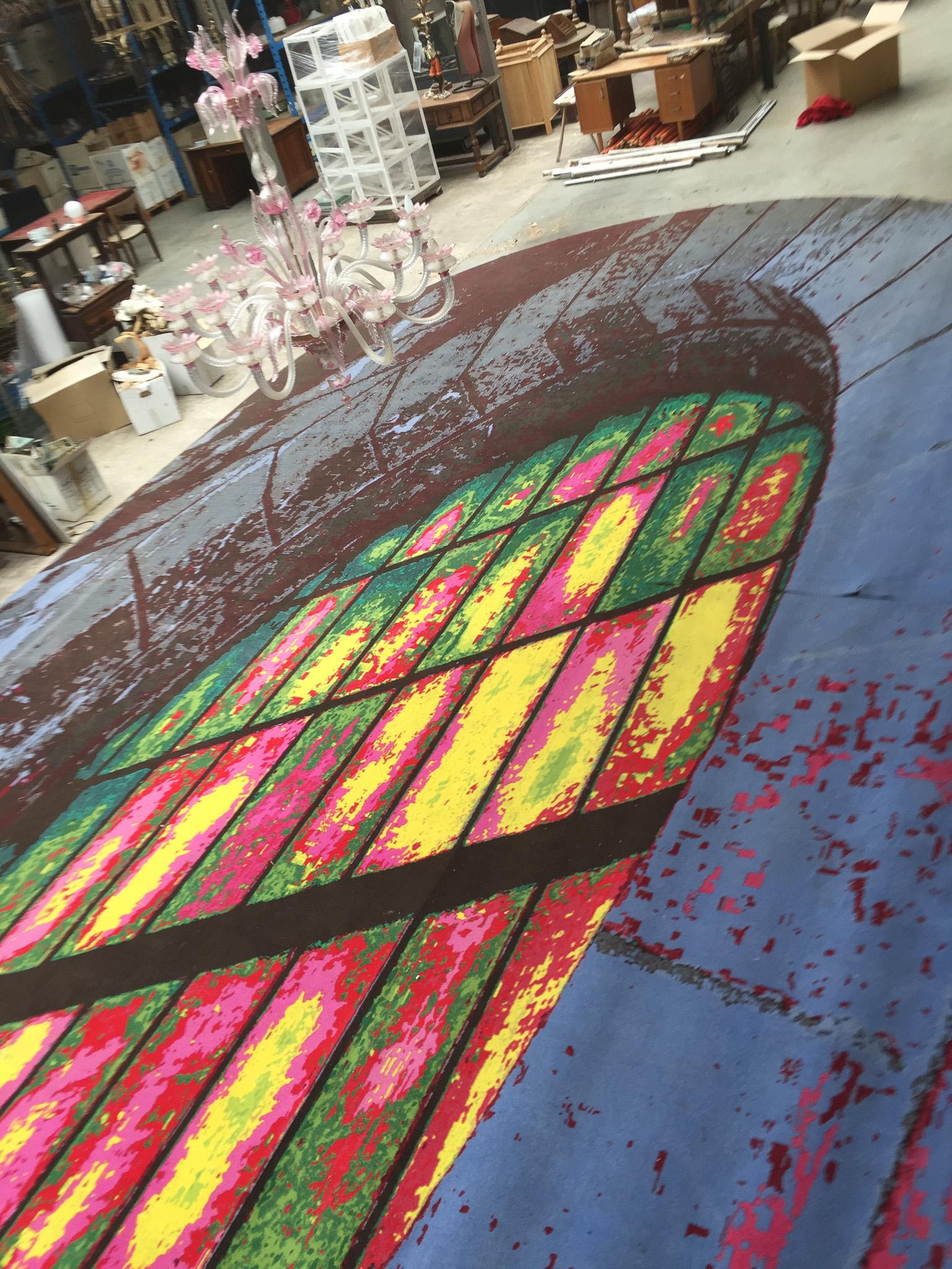 XXL Teppich aus abstrakter Glasmalerei einer Kirche im Angebot 13
