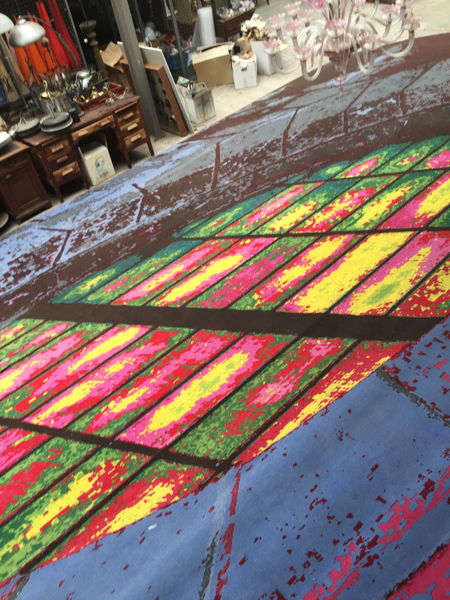 XXL Teppich aus abstrakter Glasmalerei einer Kirche im Angebot 3