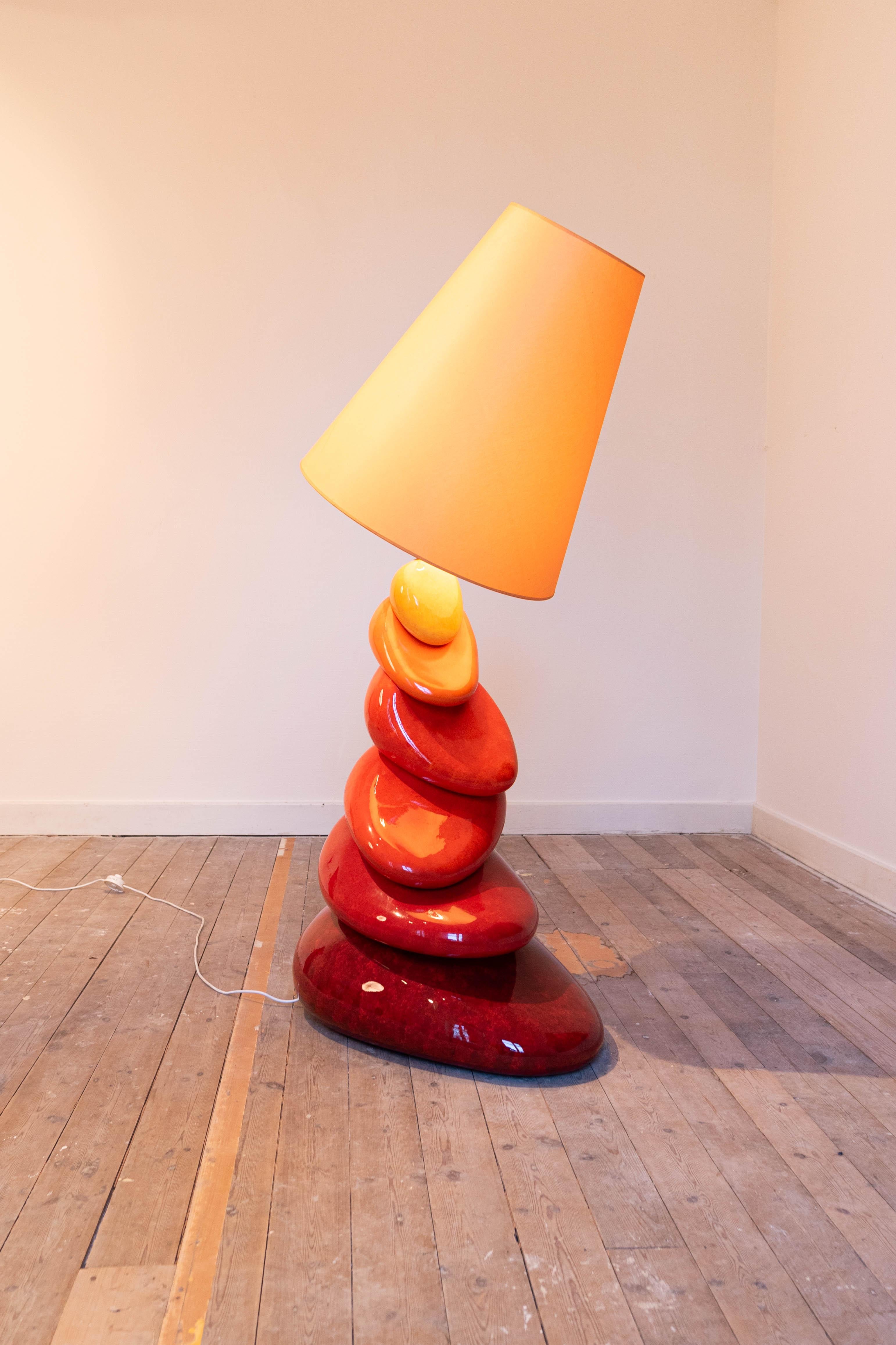 Cette lampe galet du milieu du siècle par François Chatain est un véritable classique, mais cette taille XXL est très rare. L'abat-jour a été délibérément positionné de manière décentrée par l'artiste. 