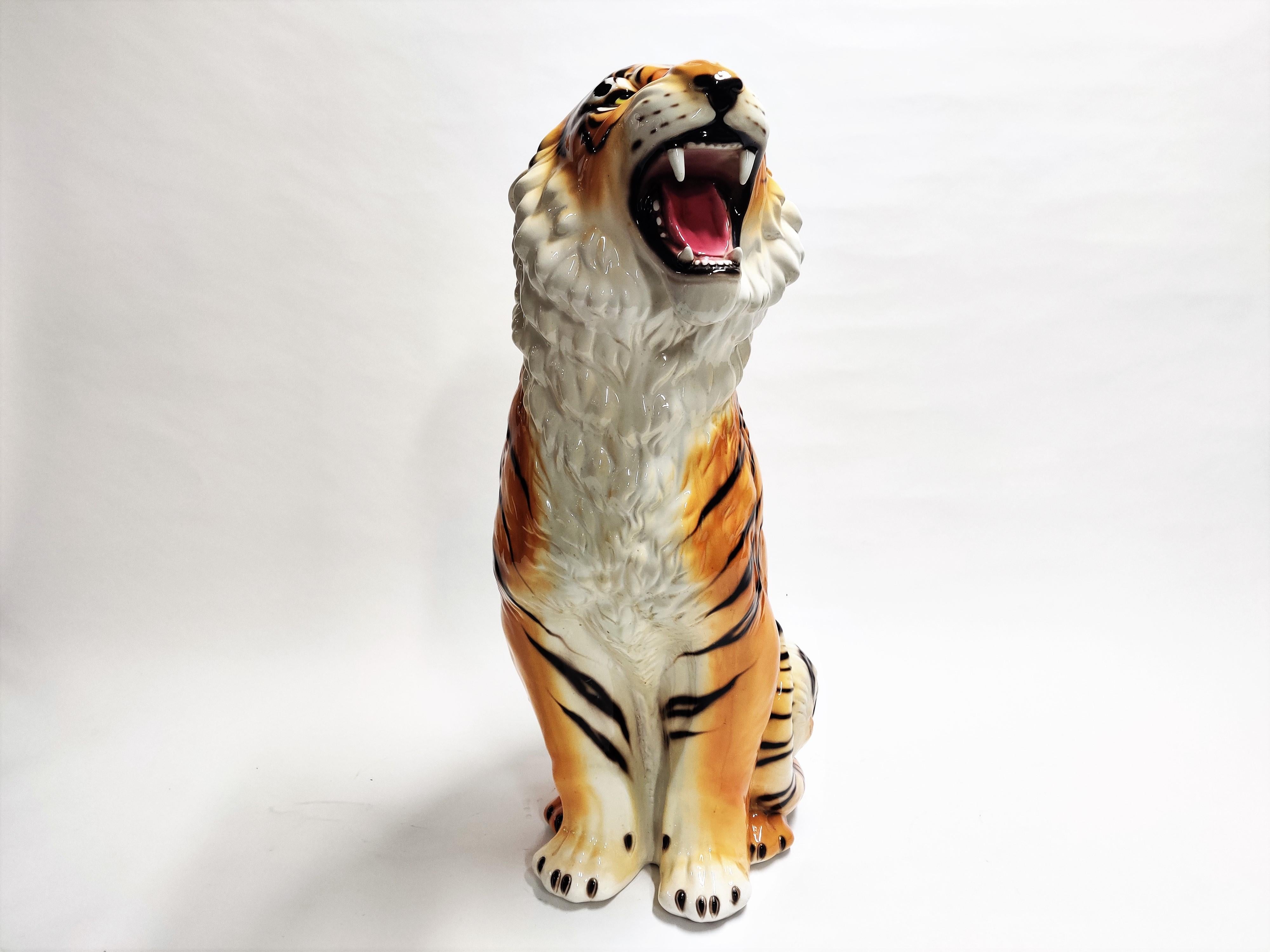 Huge hand painted ceramic tiger figure made in Italy.

Beautiful details.

1970s - Italy

Very good condition.

Dimensions: 
Height 105cm/41.33