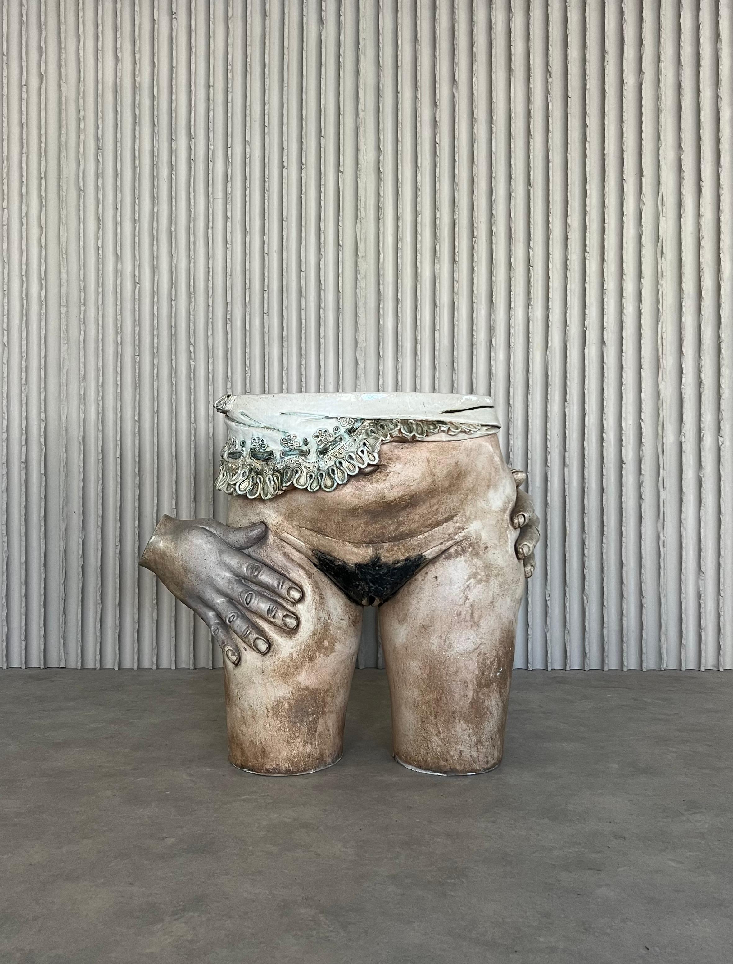 Provocateur. Enjoué. Inoubliable. Une sculpture qui refuse d'être ignorée.

Très grande pièce en céramique solide (table d'appoint) de Francis Hewlett (1930-2012). Cette figure féminine de Hewlett date de la fin des années 1960 (documentée, dernière