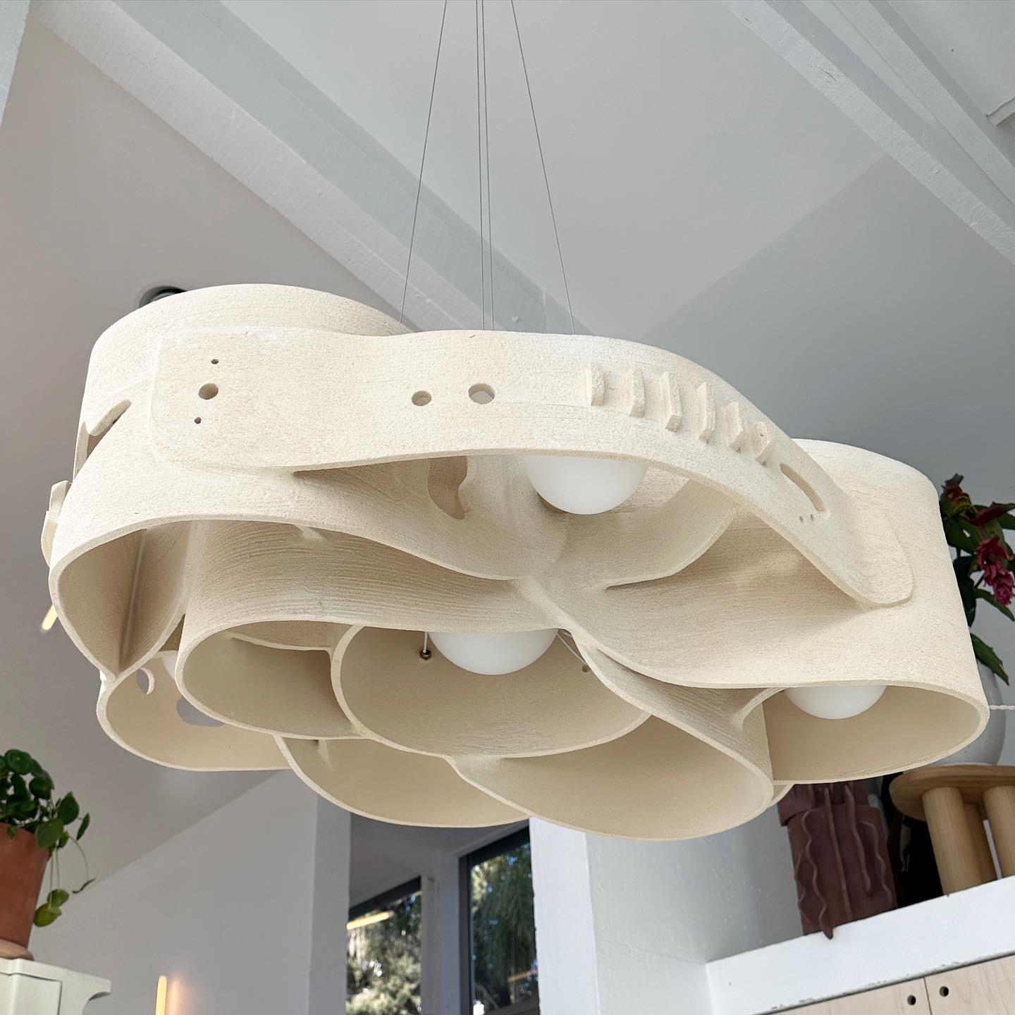 Lampadario XXL di Olivia Cognet
Dimensioni: L 120 x P 75 x H 40 cm
Materiali: Ceramica.
Non elettrificato.
Peso: 46 kg.

Ogni creazione fatta a mano da Olivia è un'opera d'arte unica, un'istantanea di un momento prezioso catturato in un mondo di
