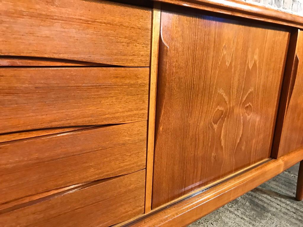 Credenza extra large in teak danese del Medioevo Gunni Omann di Aco Møbler, anni '60 in vendita 8