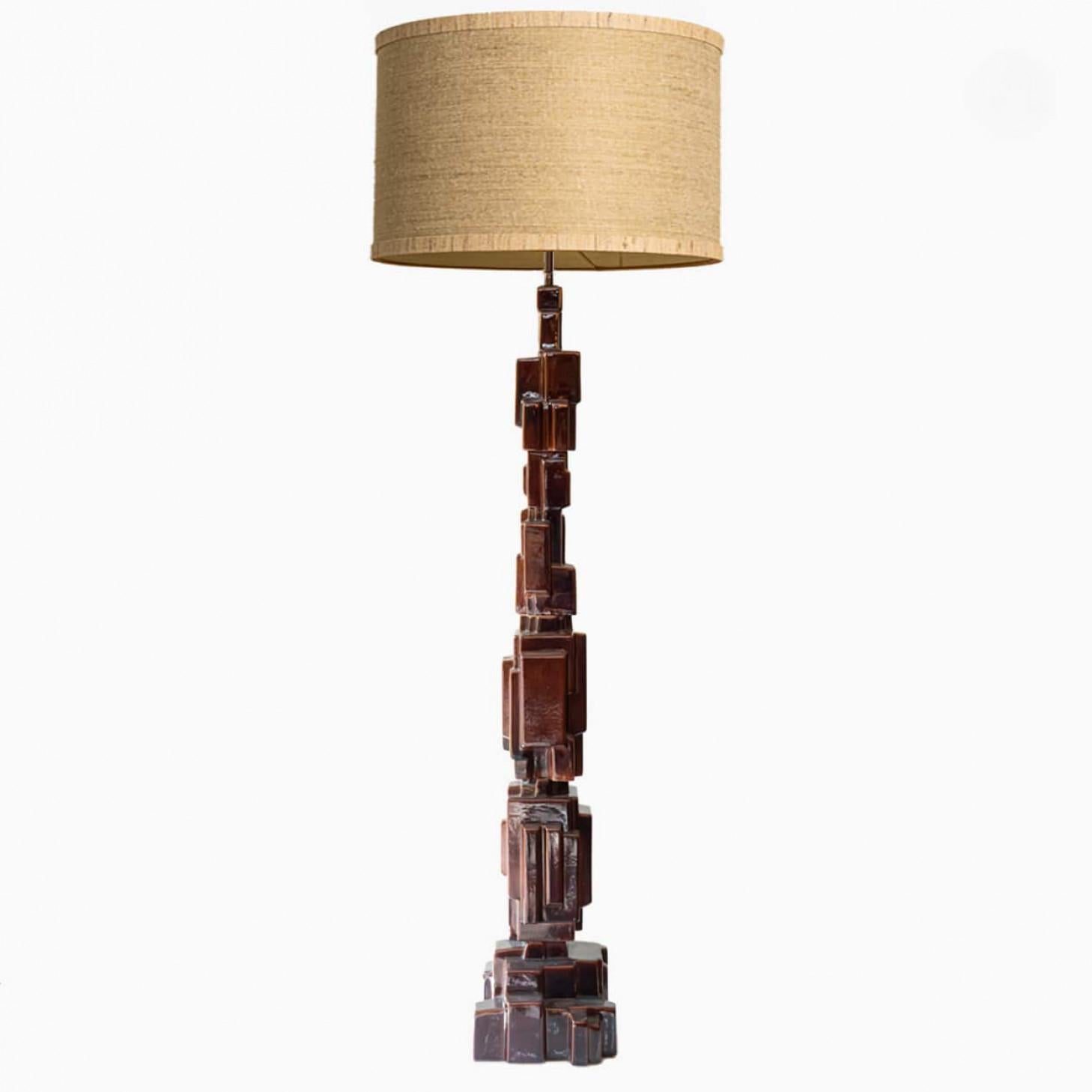 Heavy quality ceramic floor lamp, 1970s.

This lamp base brings refined elegance and rich visual appeal to any interior. With its beautiful shape, it offers a unique presence.

This ceramic base with dark brown tones fits perfectly with the custom