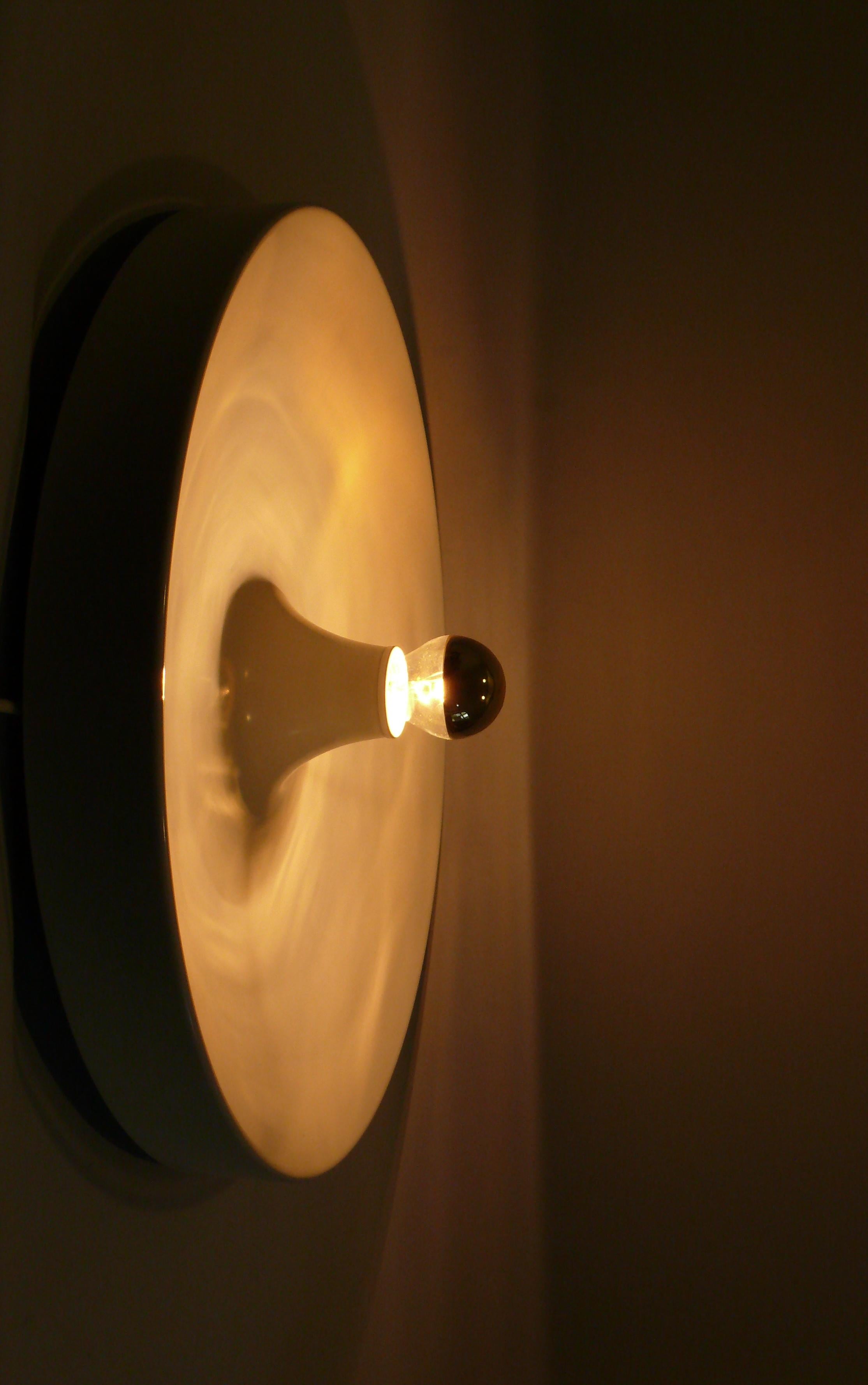 Très grande lampe disque des années 1960-1970 en très bon état d'origine. Il y a 3 lumières identiques. Une étiquette du fabricant est manquante - mais il s'agit probablement d'un contact/personnel en raison des supports du cadre. La lampe est