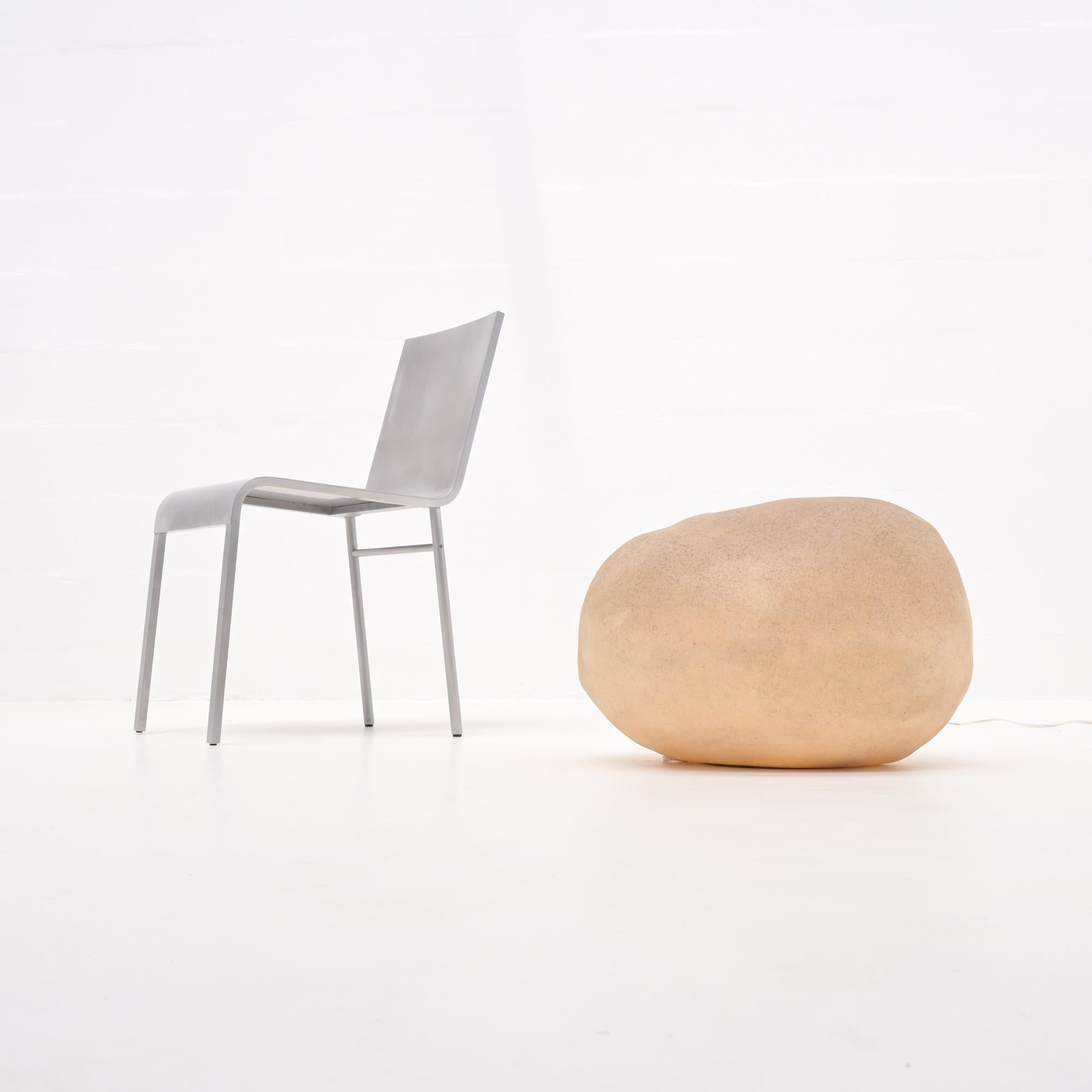 La lampada a forma di roccia Dorra è stata disegnata da André Cazenave nel 1969.
Ogni lampada Dorra è realizzata a mano in resina e polvere di marmo, unica per forma e dimensioni. Piccole variazioni di finitura sono insite in questi prodotti fatti a