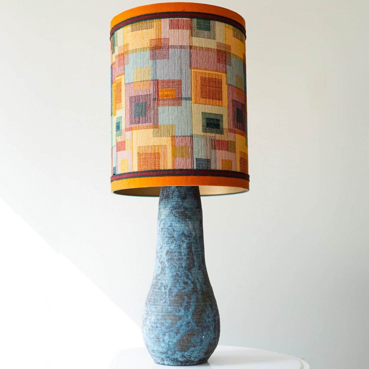 Mid-Century Modern XXL Lampadaire de table ovoïde allongé en céramique bleue avec abat-jour par R. Hoube en vente