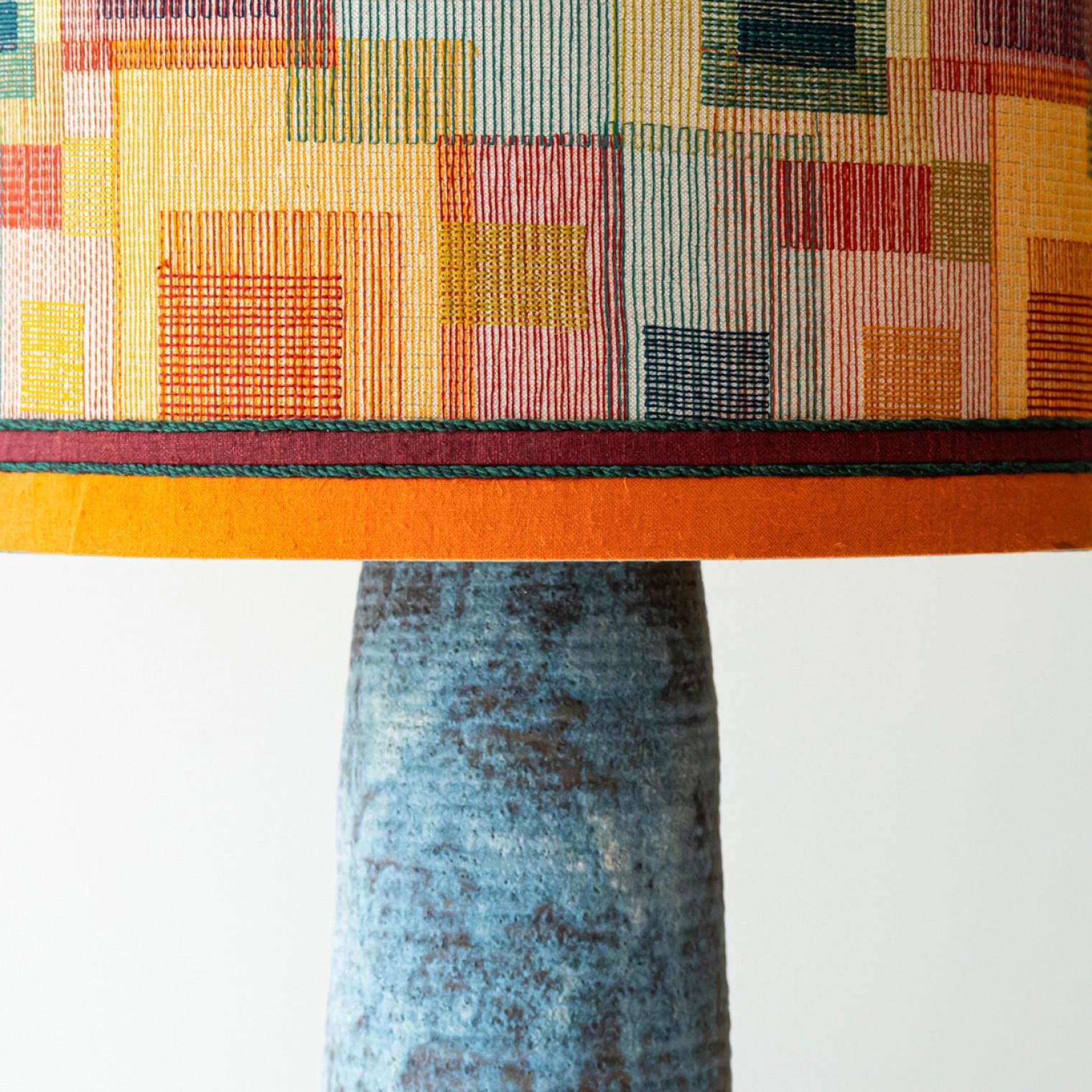 Danois XXL Lampadaire de table ovoïde allongé en céramique bleue avec abat-jour par R. Hoube en vente