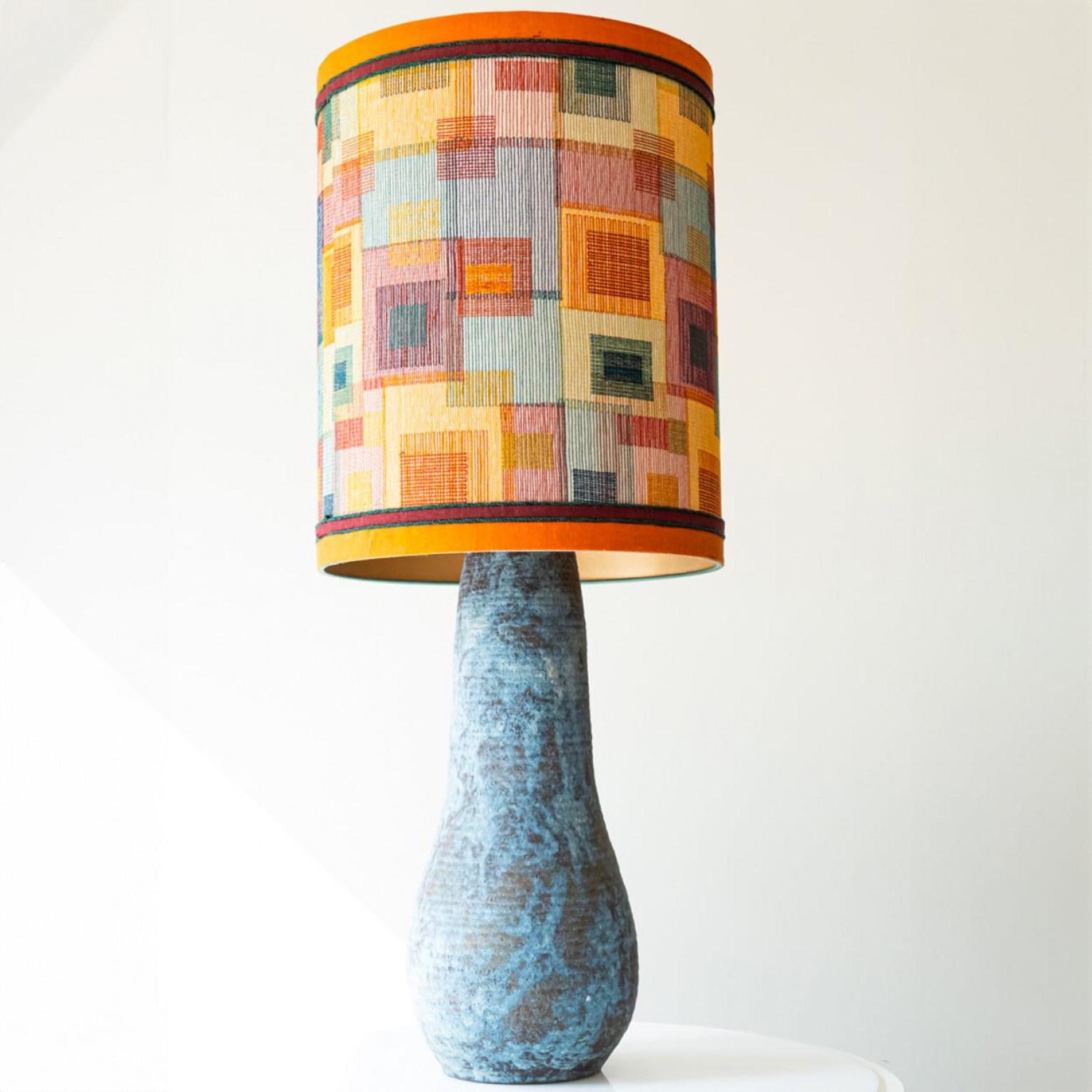Autre XXL Lampadaire de table ovoïde allongé en céramique bleue avec abat-jour par R. Hoube en vente