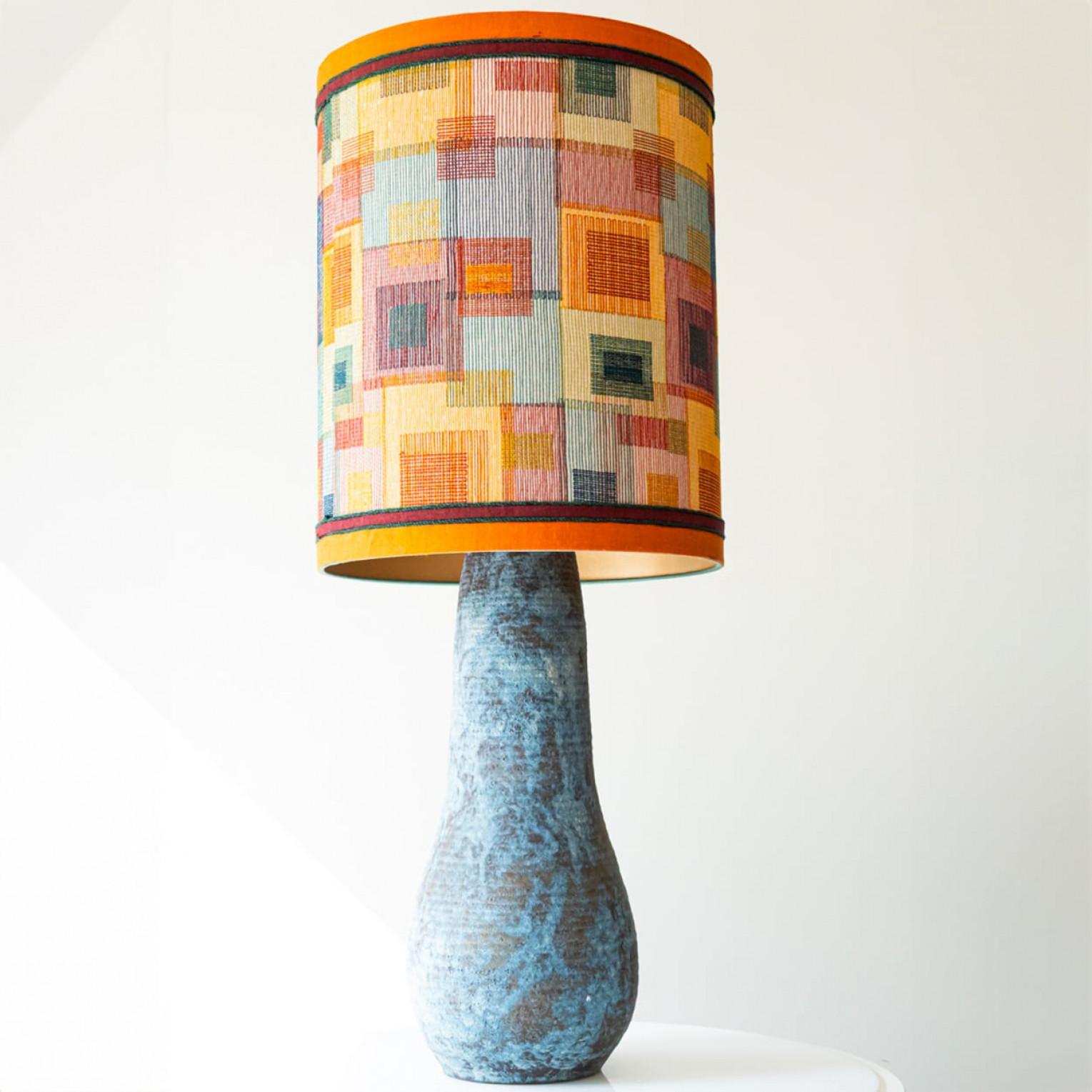 Autre XXL Lampadaire de table ovoïde allongé en céramique bleue avec abat-jour par R. Hoube en vente