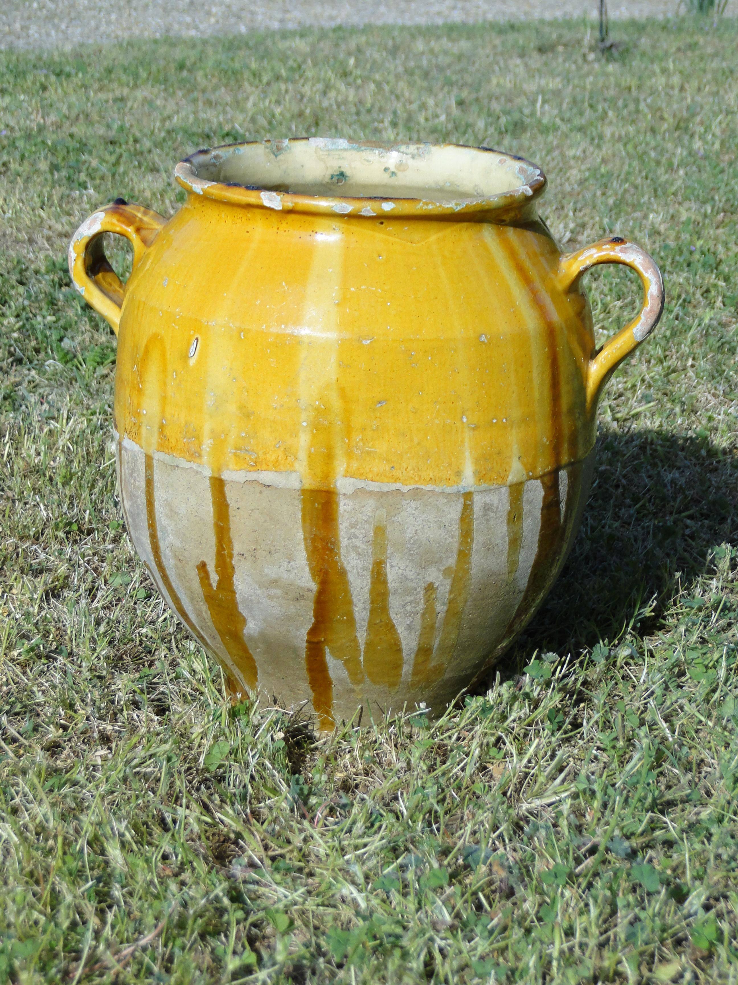 A rustic French confit pot from the late nineteenth / early twentieth-century.

Originally used for storing preserves.

This would make a lovely addition to a collection of antique pottery.

Condition and wear consistent with age and use.
 