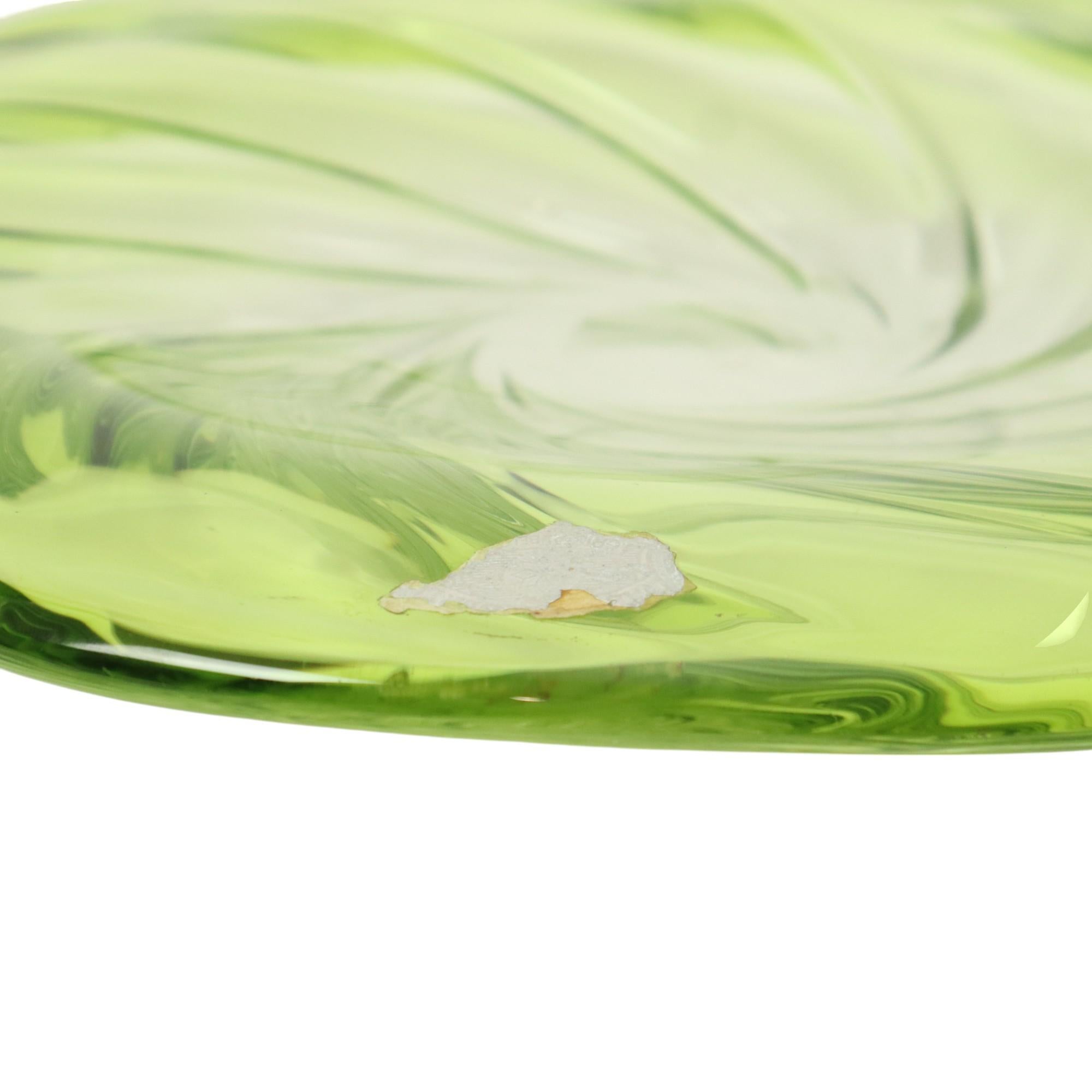 20ième siècle Coupe à fruits XXL Val Saint Lambert Crystal Lime Green 40cm en vente